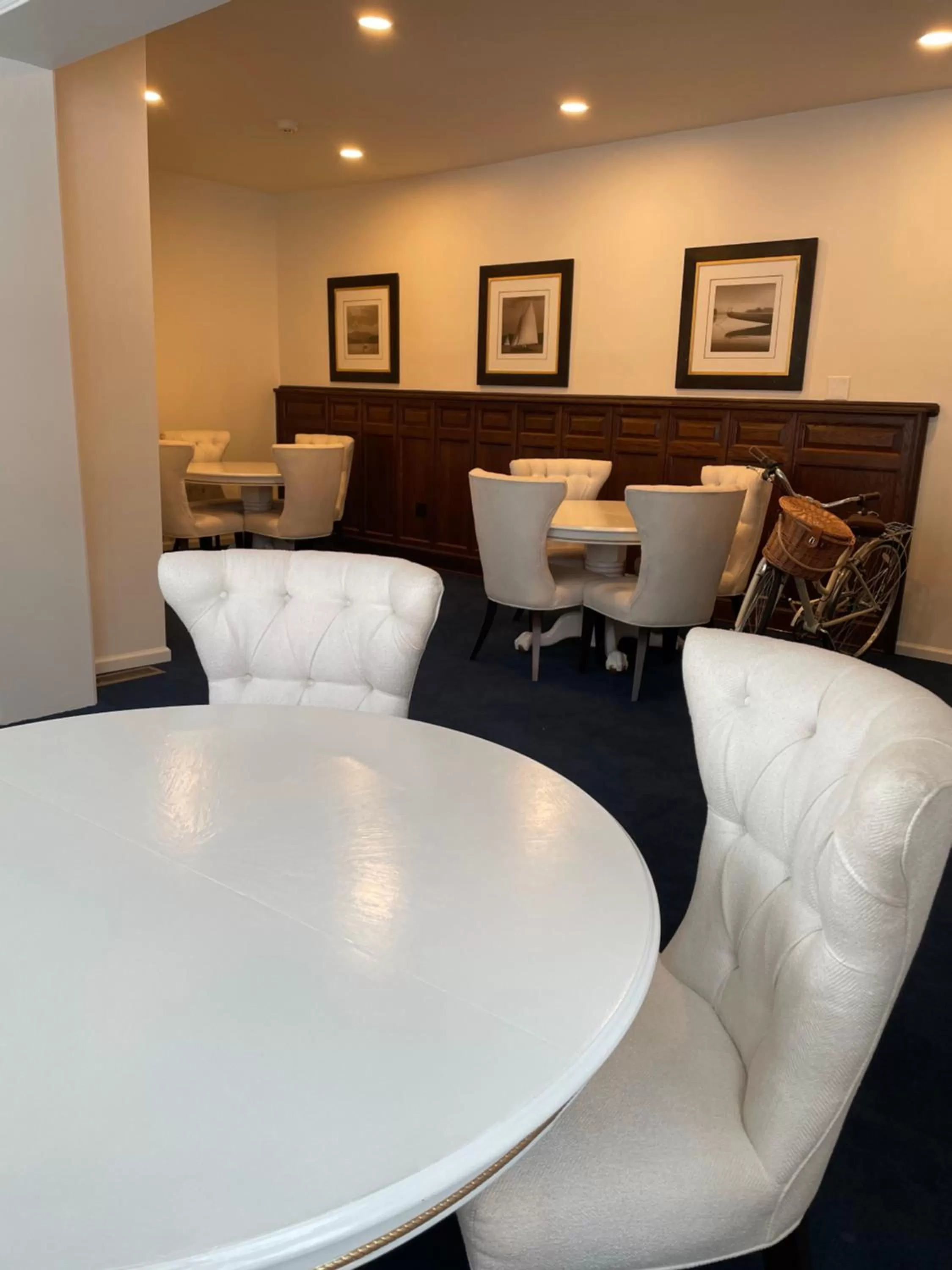 The Argus Hotel & Cocktail Lounge