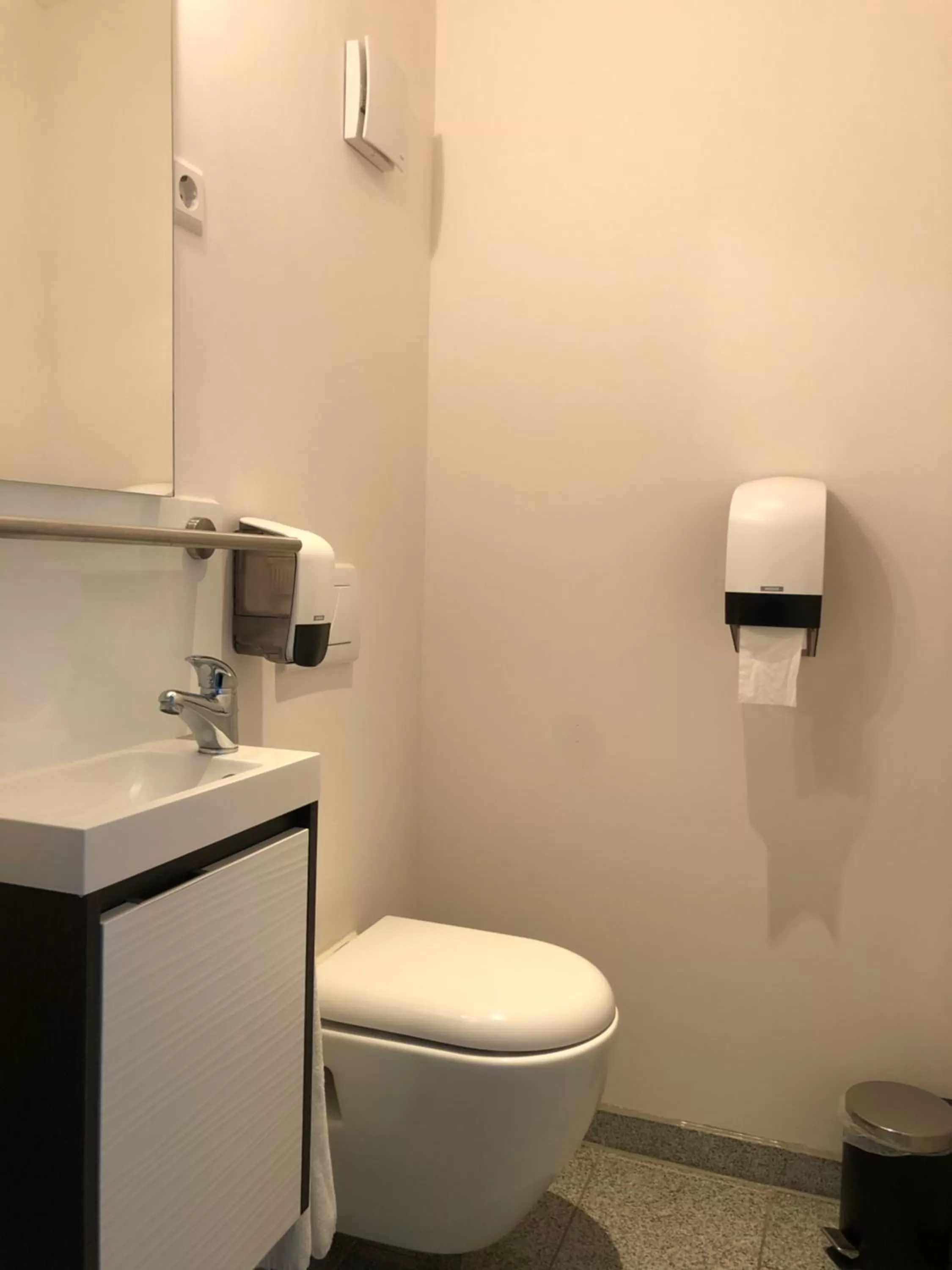 Bathroom in Hotel zur Post Ochsendorf