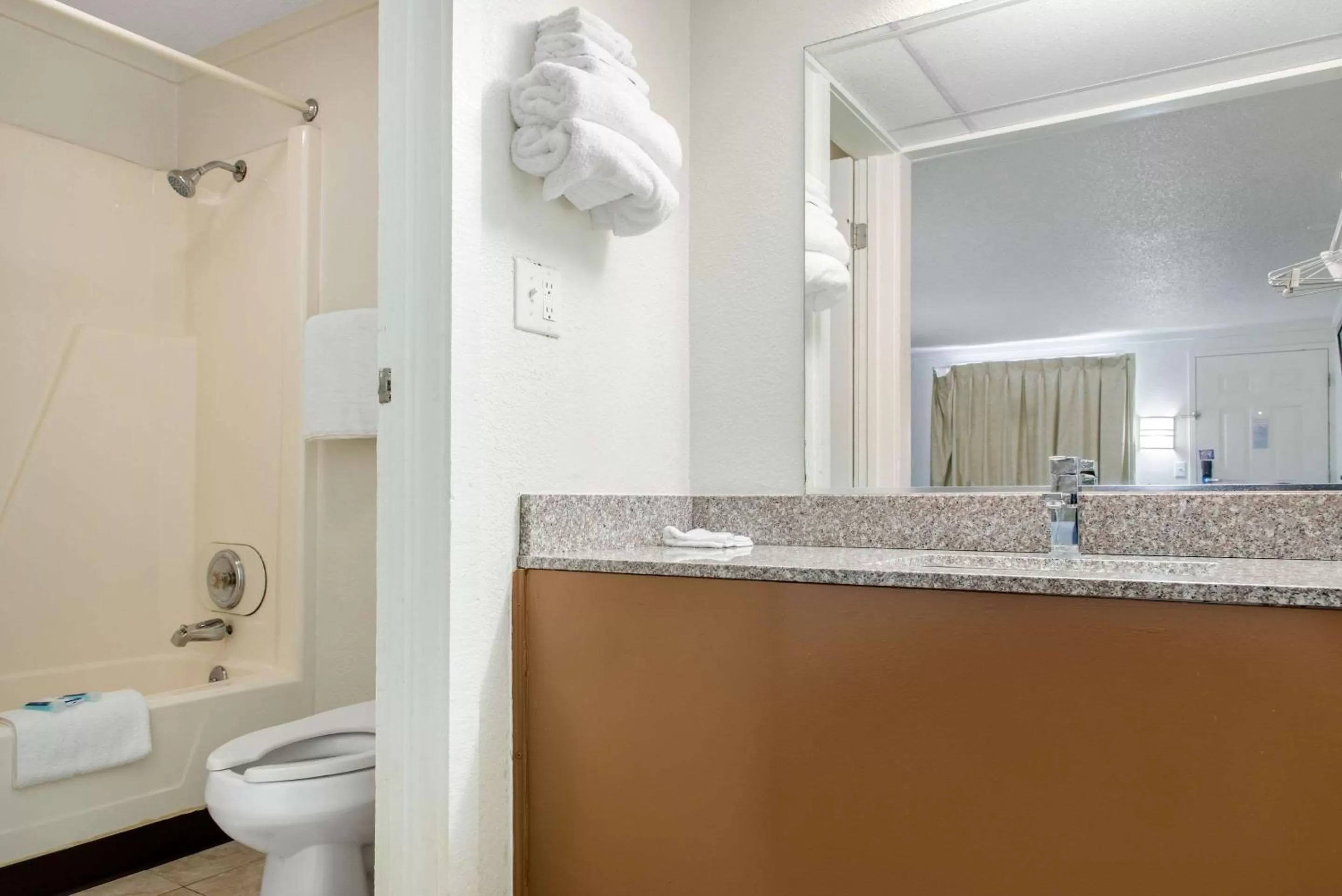 Bathroom in Rodeway Inn Sharonville - Cincinnati North