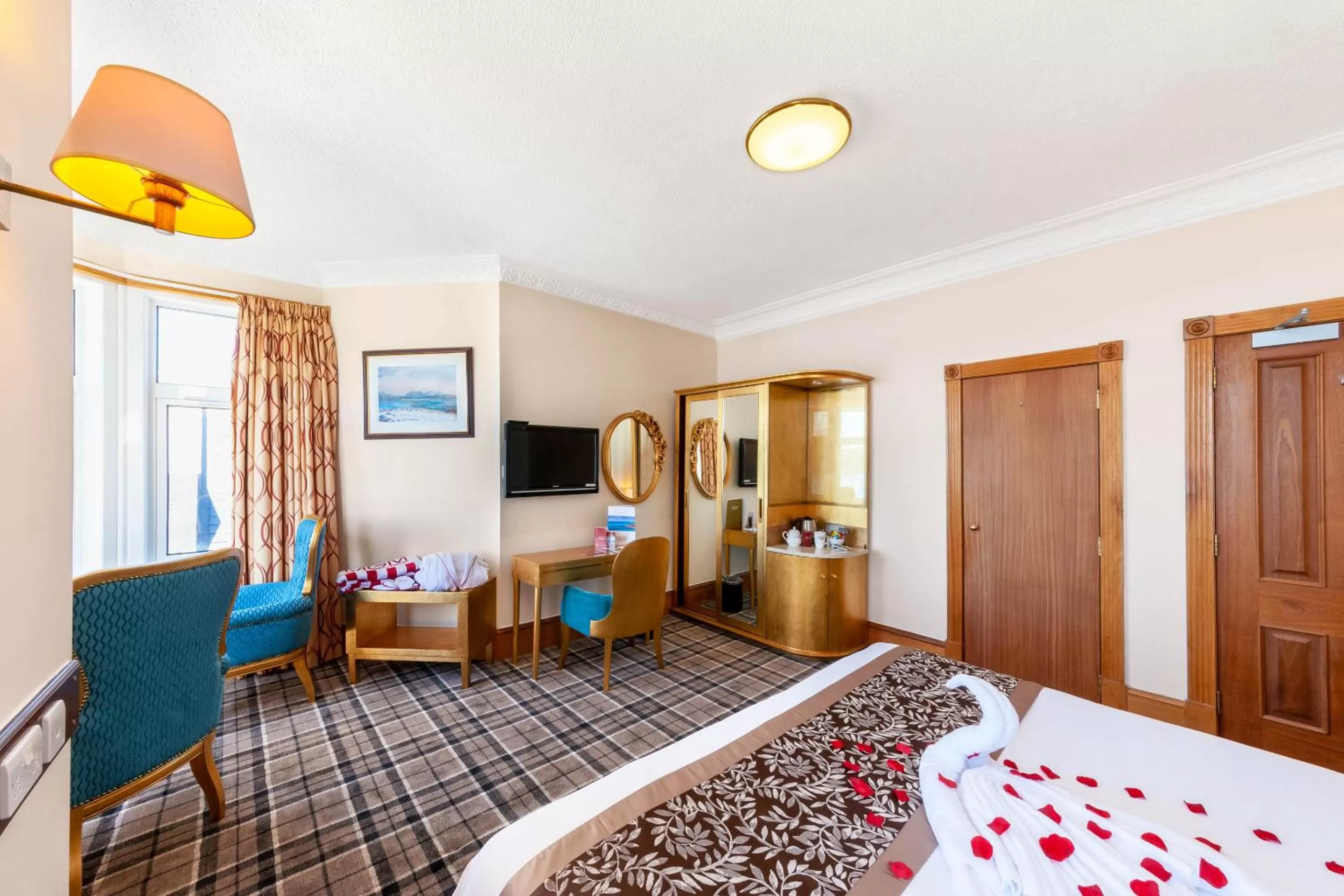 Photo of the whole room, Bed in Muthu Alexandra Hotel