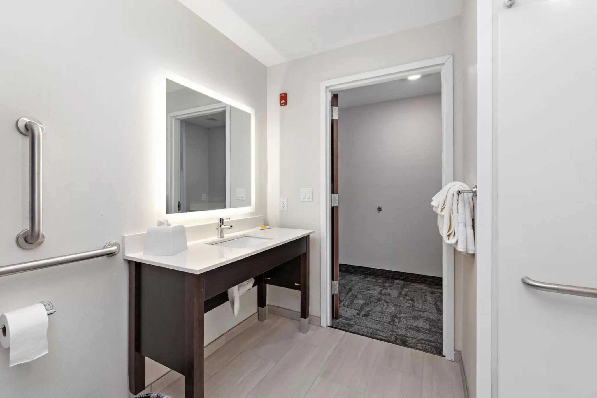 Bathroom in Holiday Inn Express Kansas City North Parkville by IHG