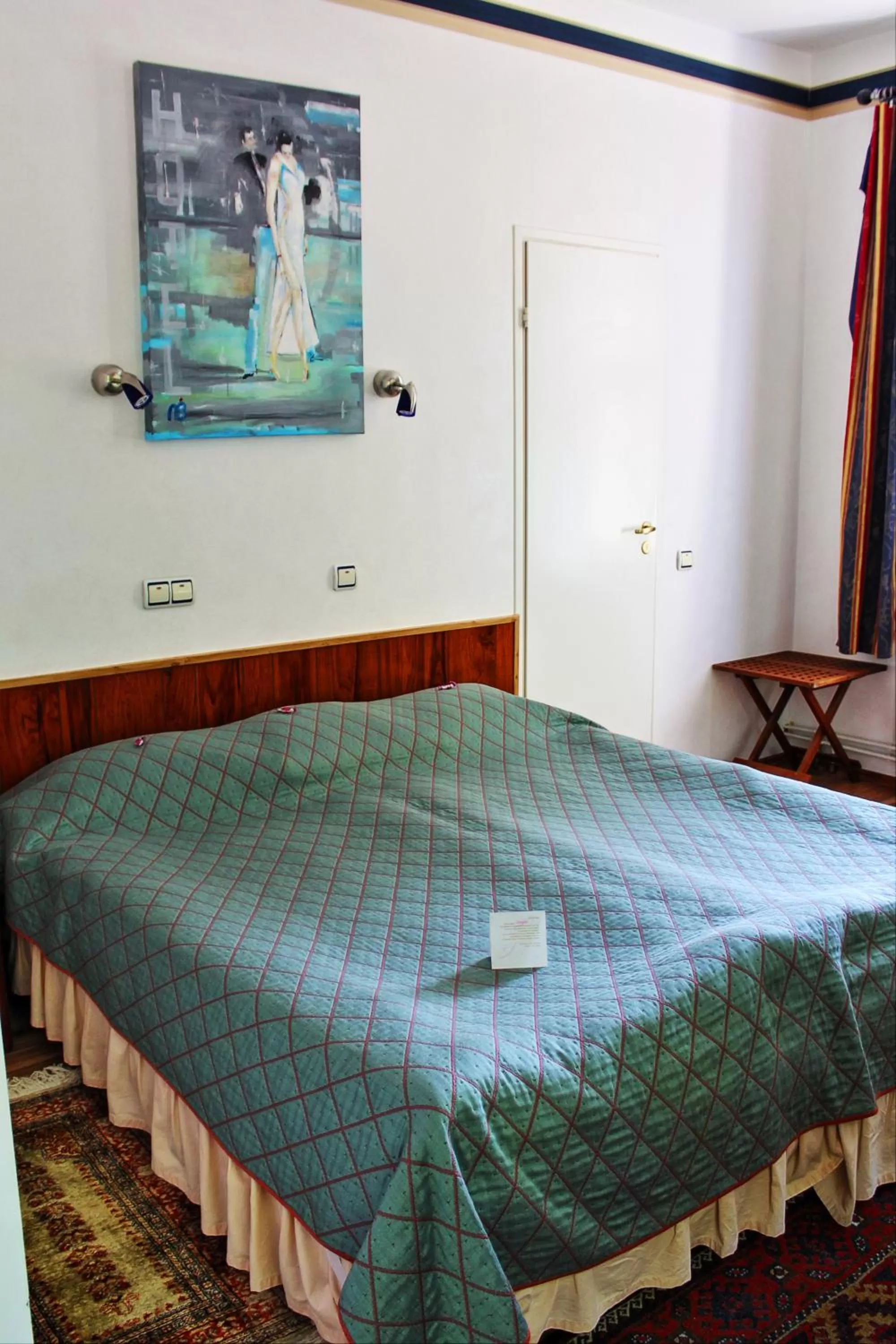 Bed in NB Hotel with Free Parking