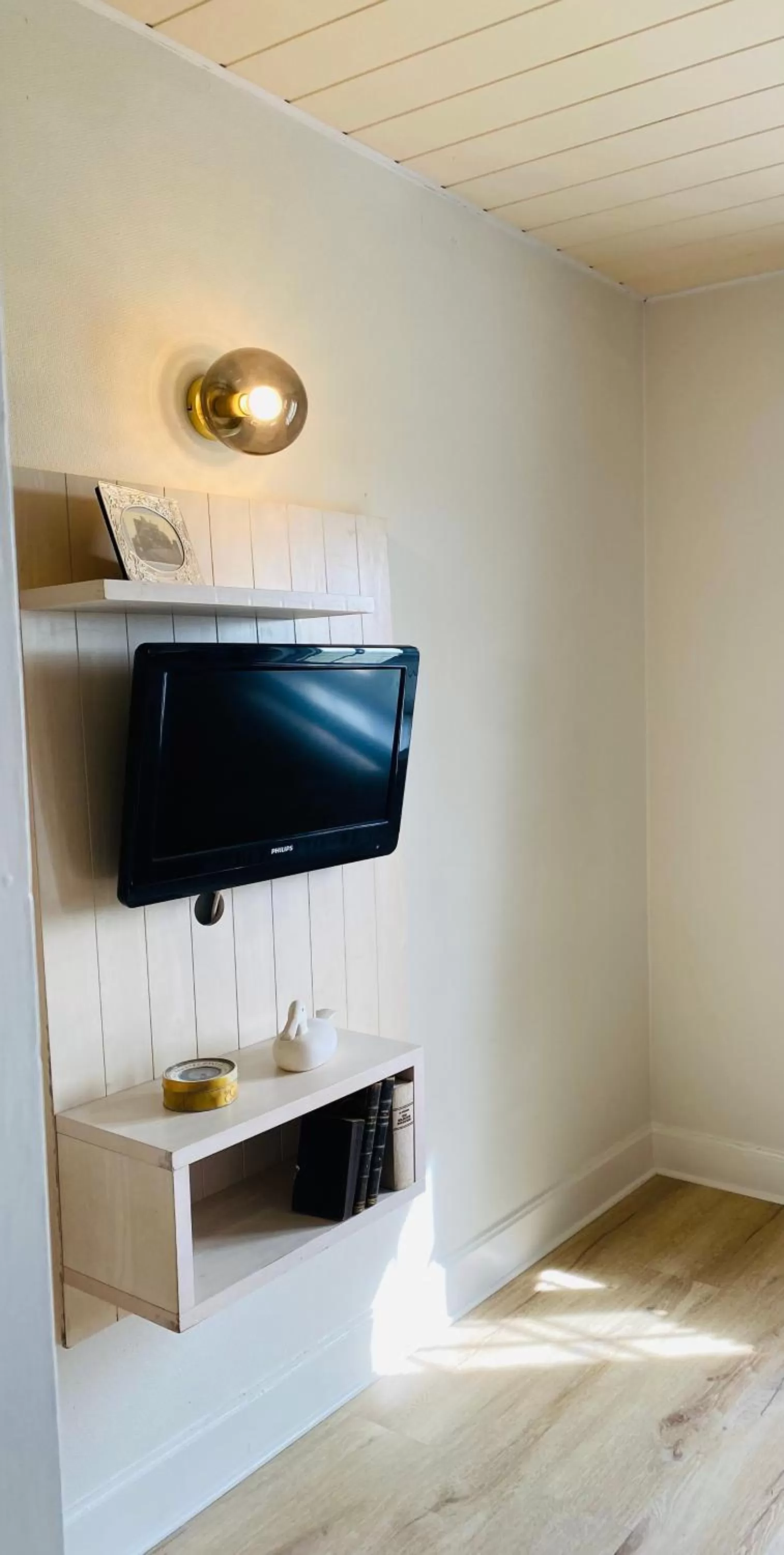 TV and multimedia, TV/Entertainment Center in Villa La Dune - Ontbijt & parking inclusief