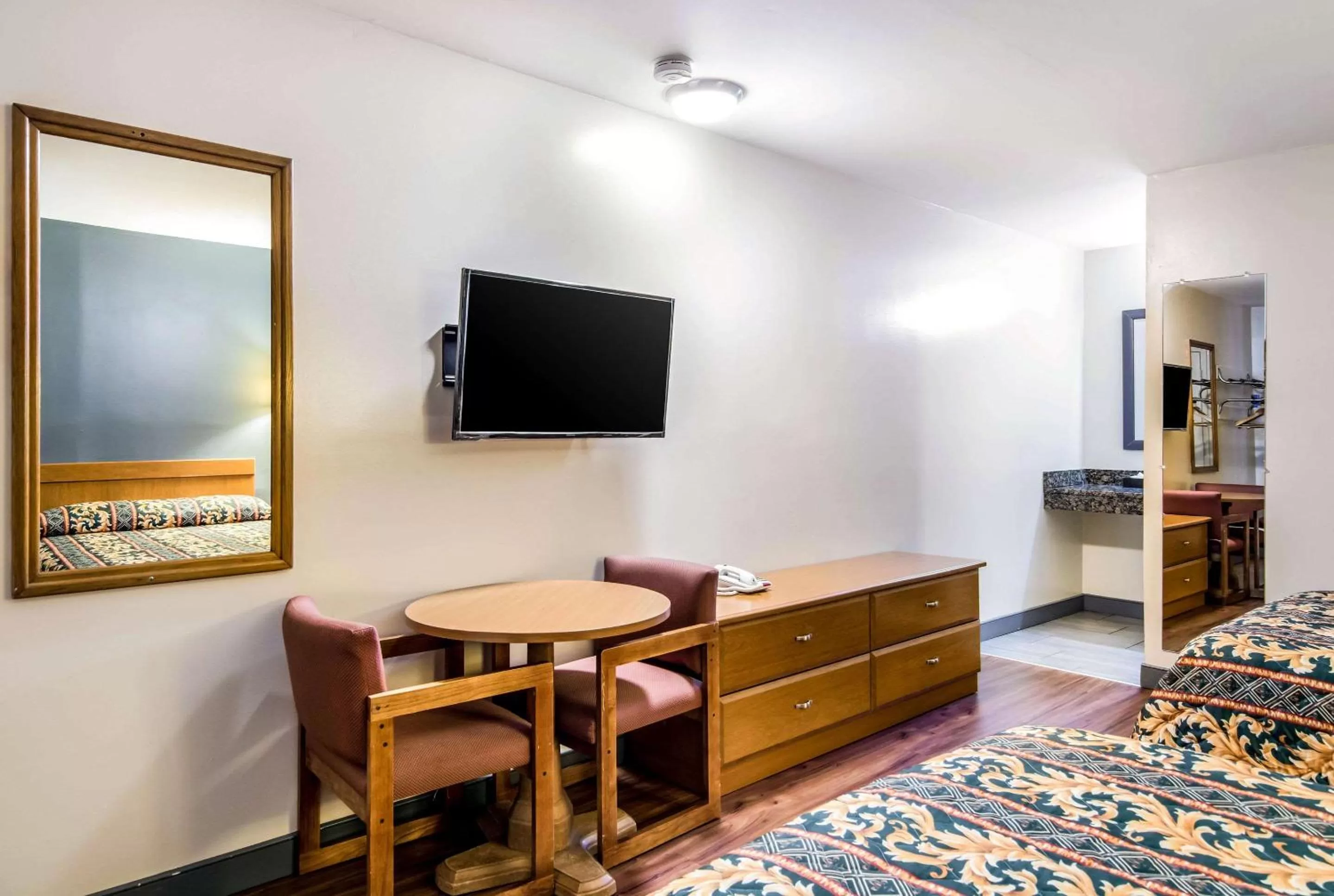 Bedroom, TV/Entertainment Center in Rodeway Inn North Chesterfield-Richmond