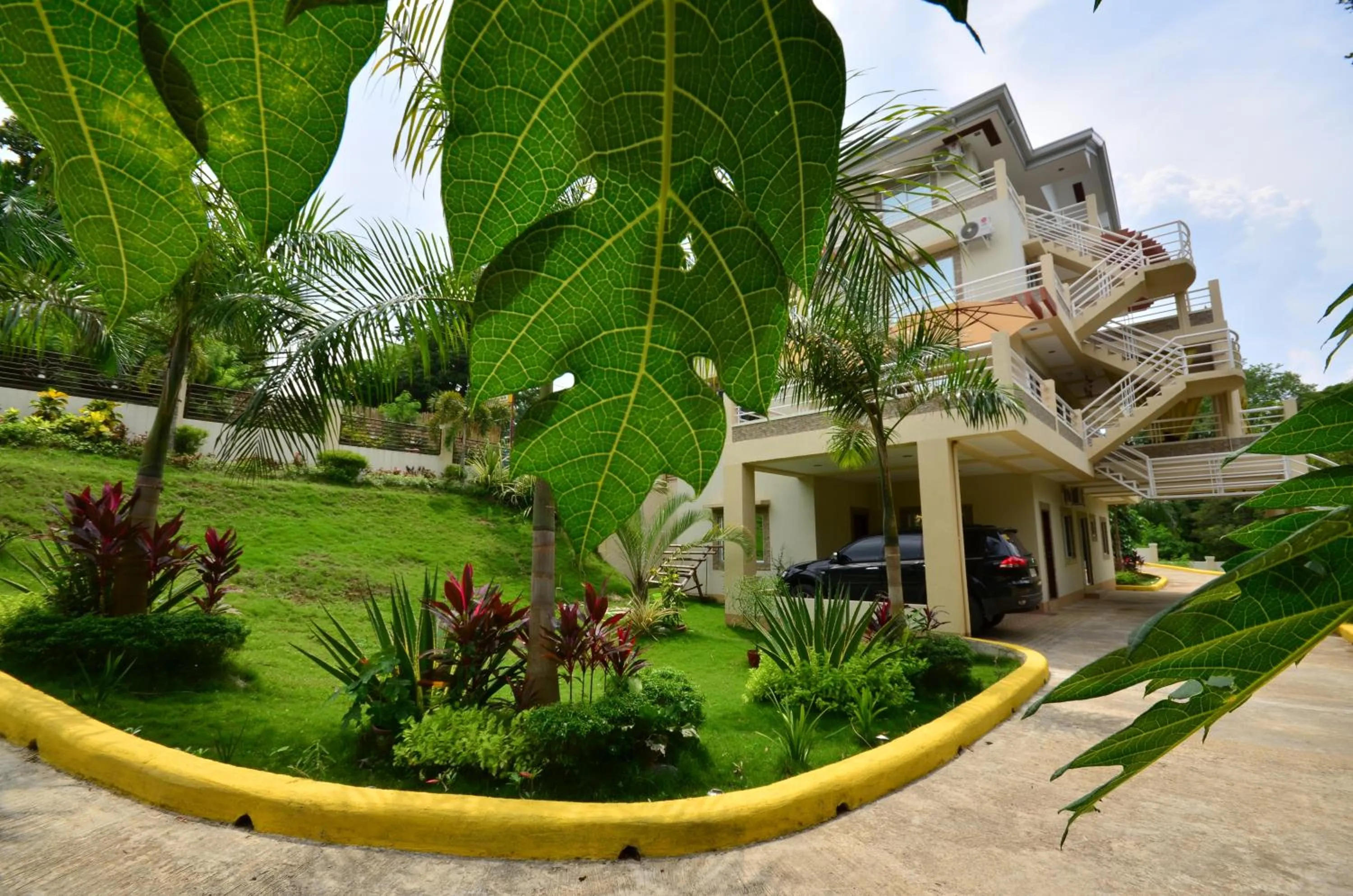 Facade/entrance, Property Building in Villa de Sierra Vista Bay and Mountain View Inn