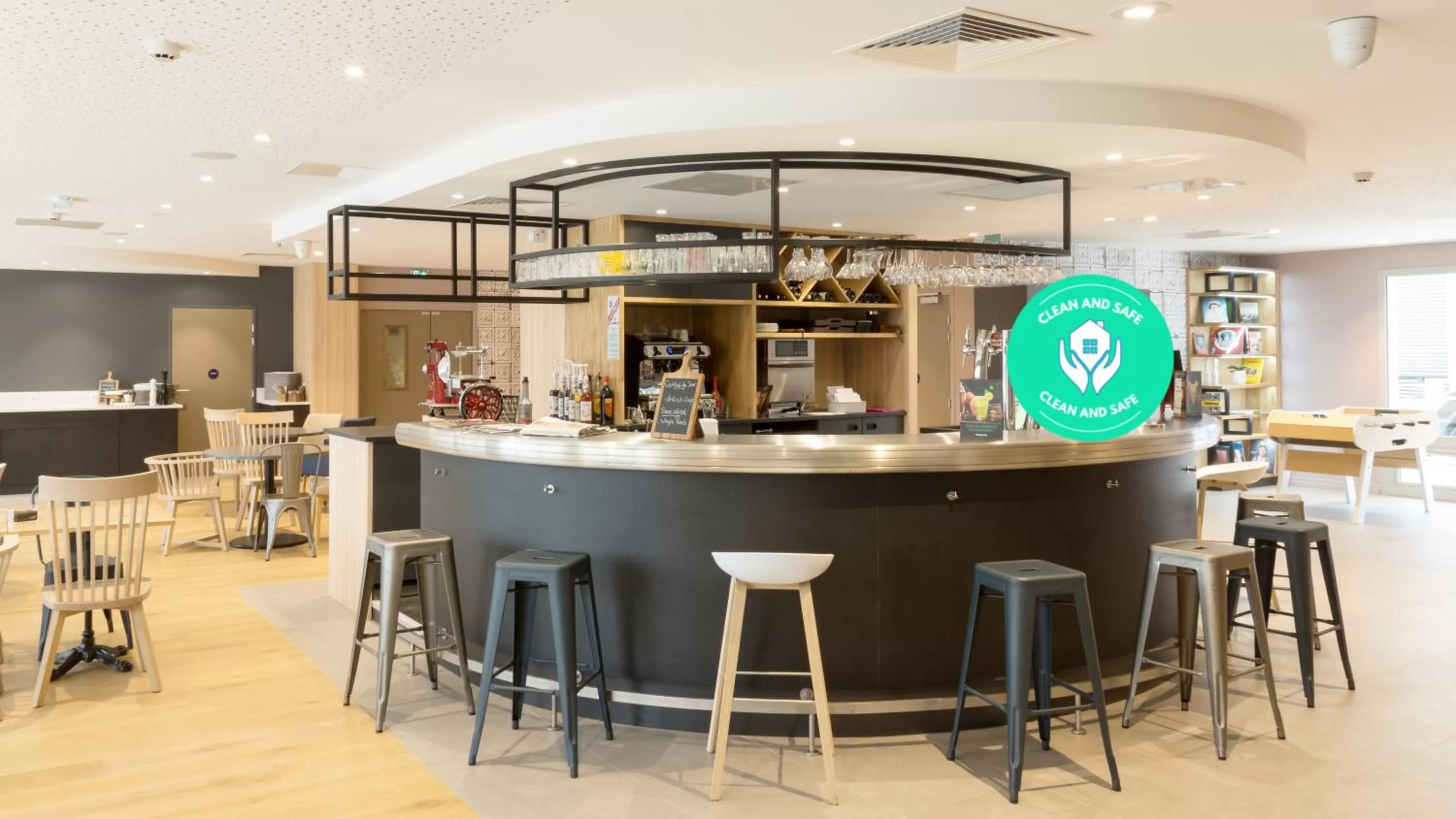 Lounge or bar in Campanile Tours Nord