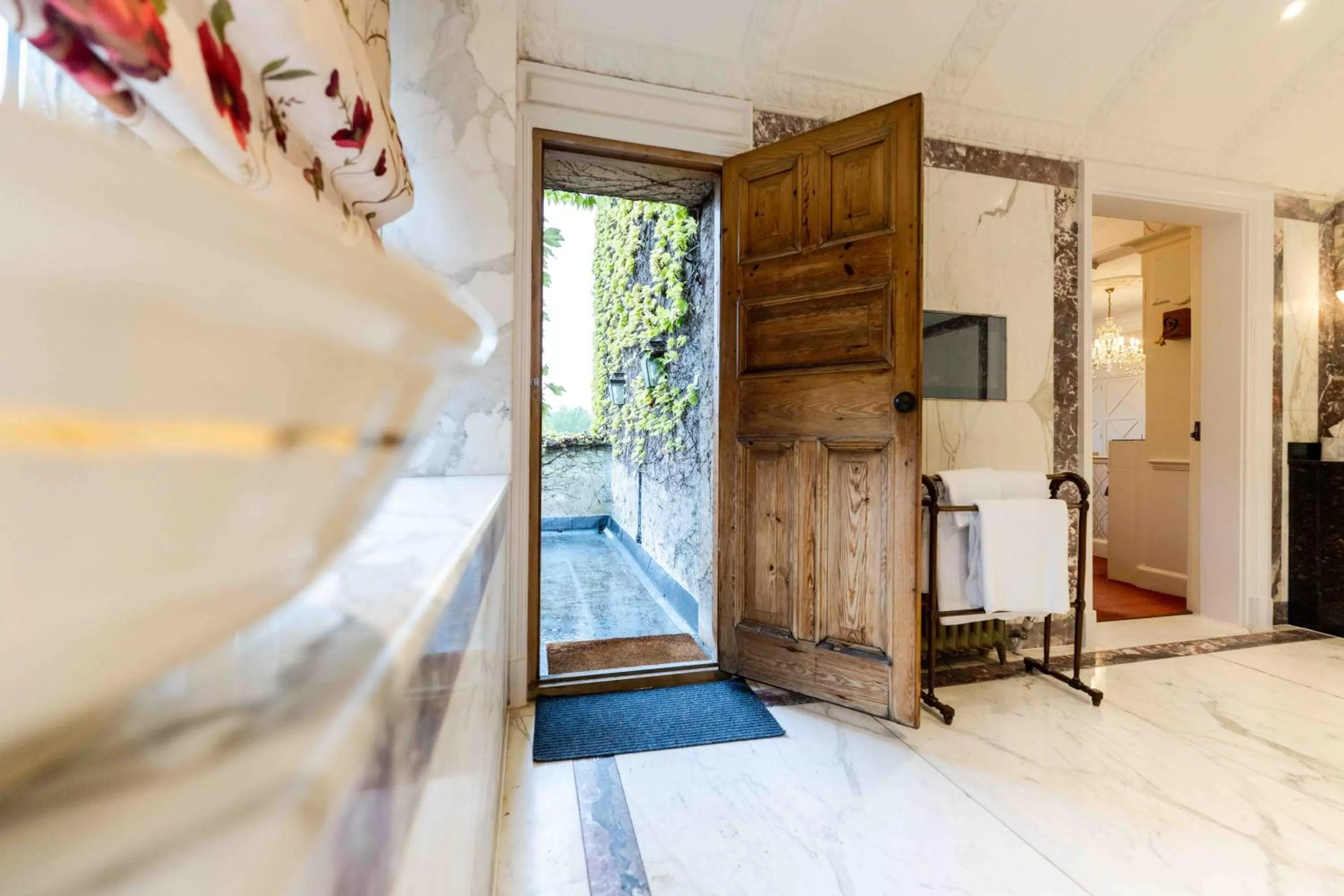 Bathroom, Bed in Pennyhill Park Hotel and Spa