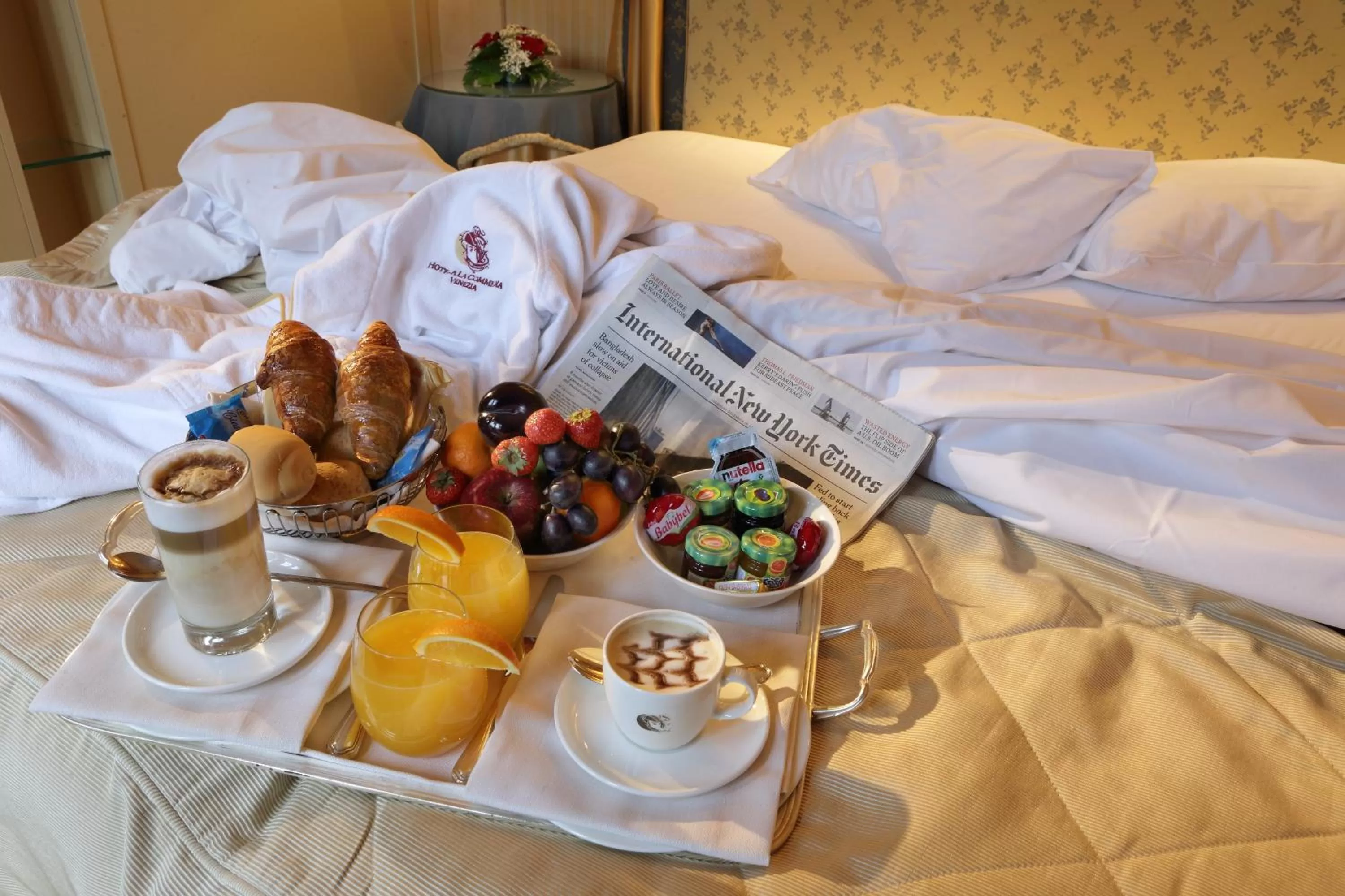 Food and drinks, Bed in Hotel A La Commedia