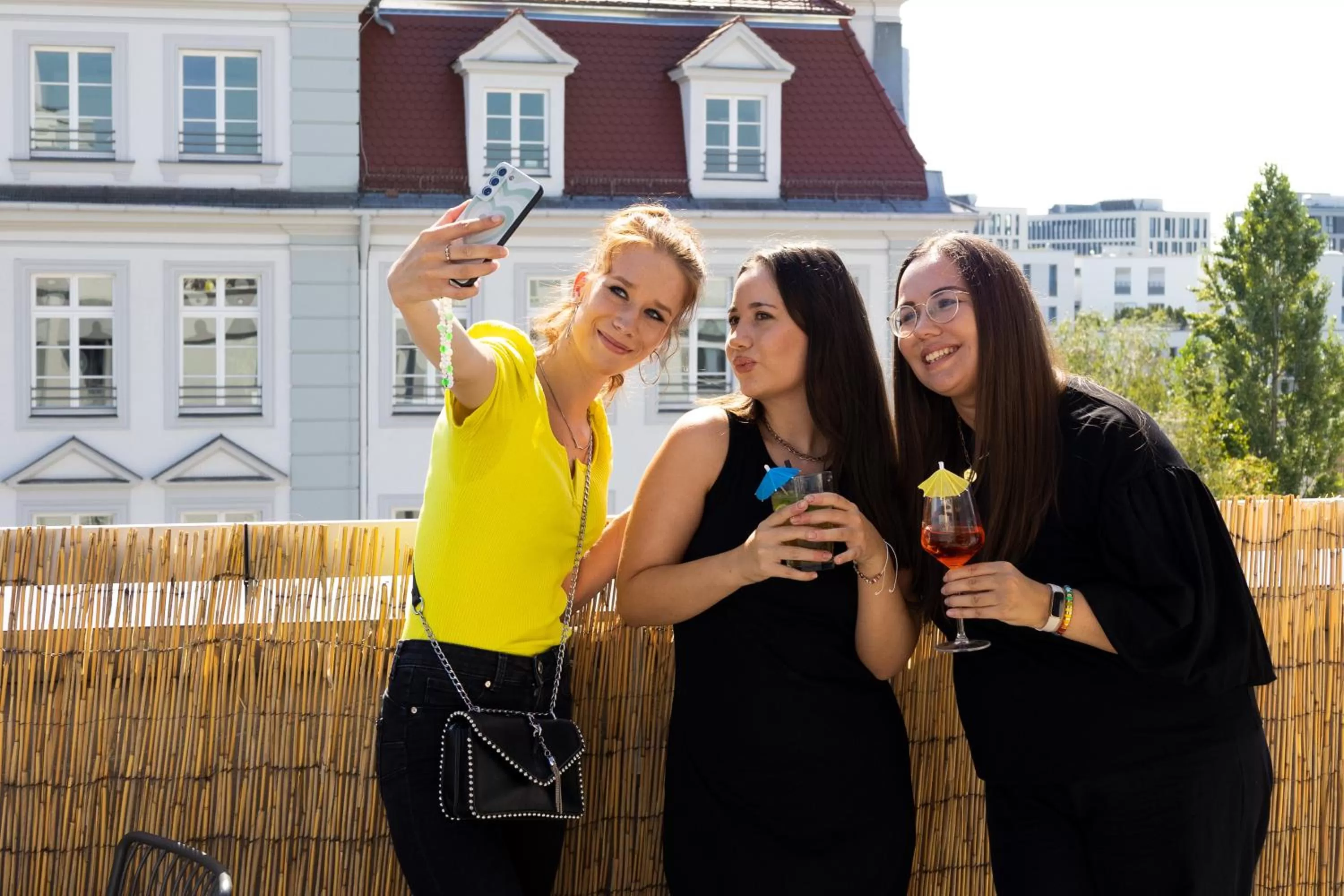 Lounge or bar in a&o München Hackerbrücke