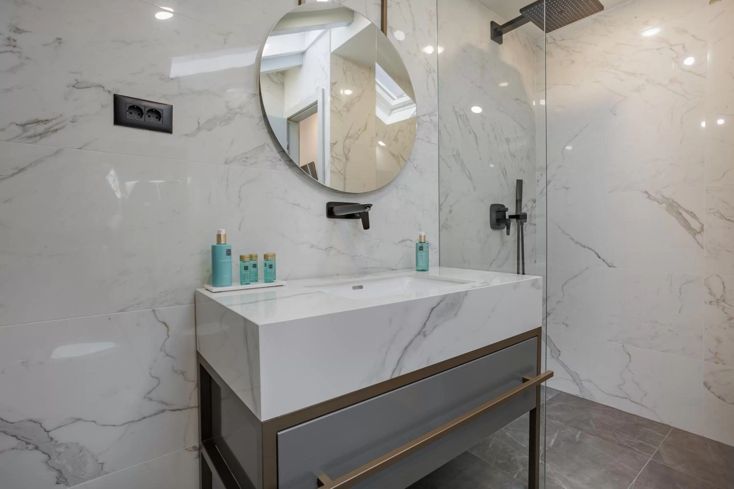 Toilet in Heritage Rooms Split Olympic Dream