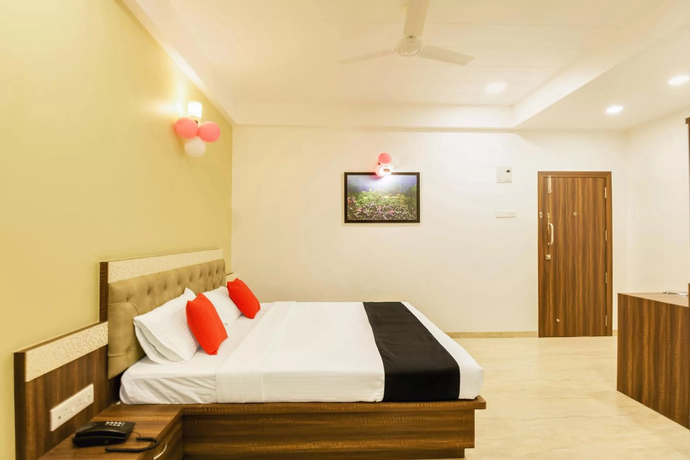 Bedroom, Bed in Hotel Om Inn - Talegaon Dabhade