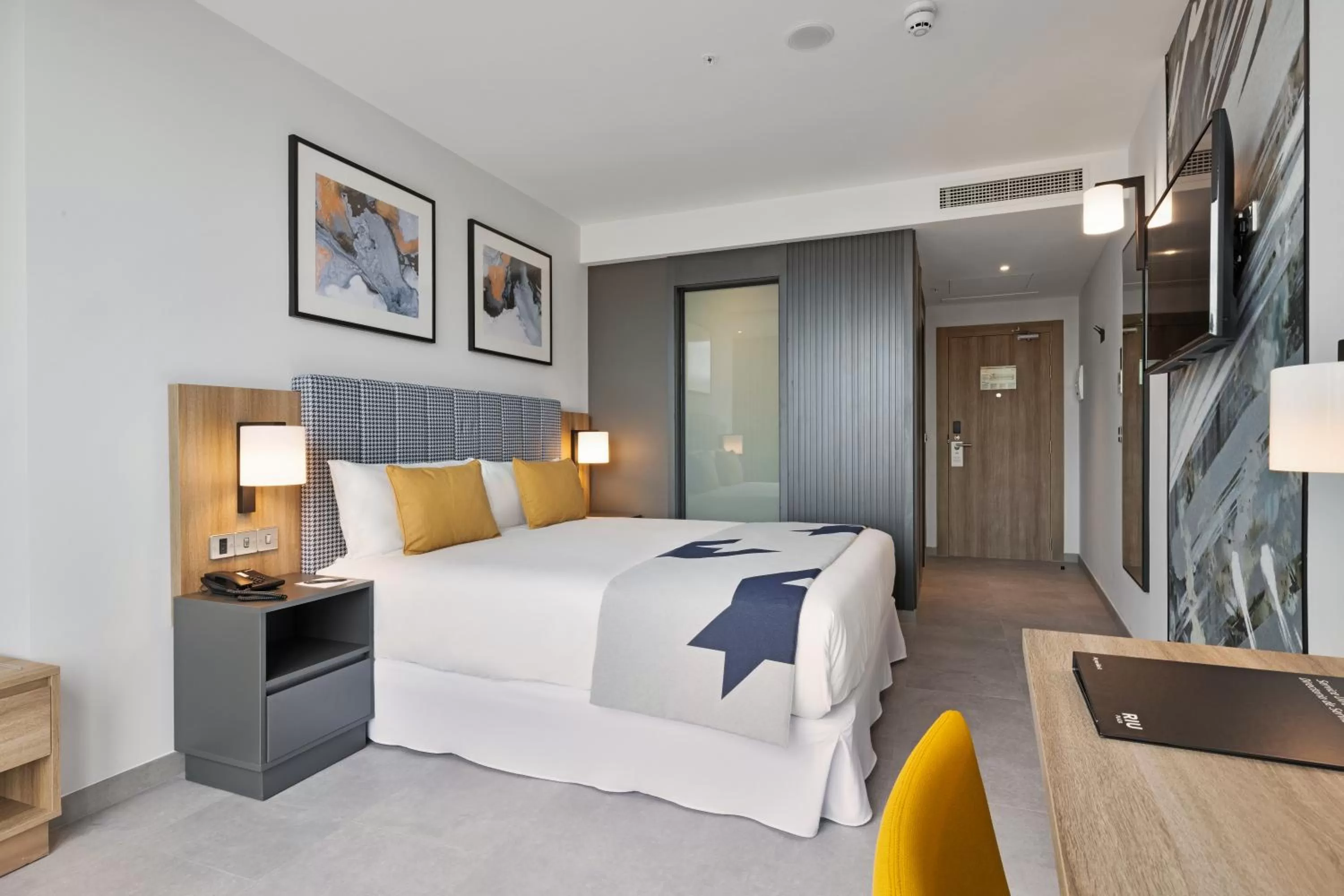 Photo of the whole room, Bed in Riu Plaza London Victoria