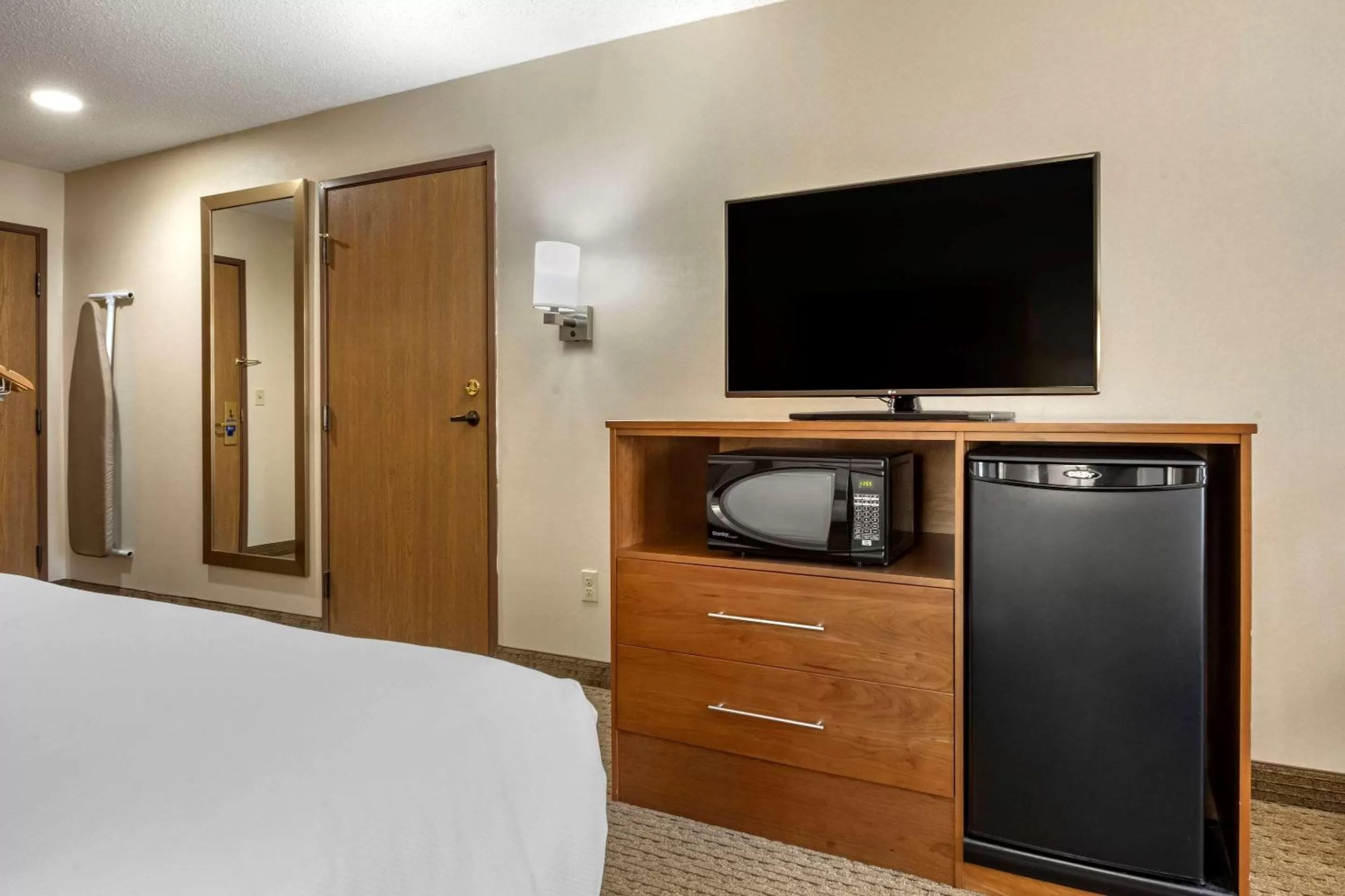 Queen Room with Two Queen Beds and  Roll-in-Shower - Accessible/Non-Smoking in Comfort Inn Millersburg