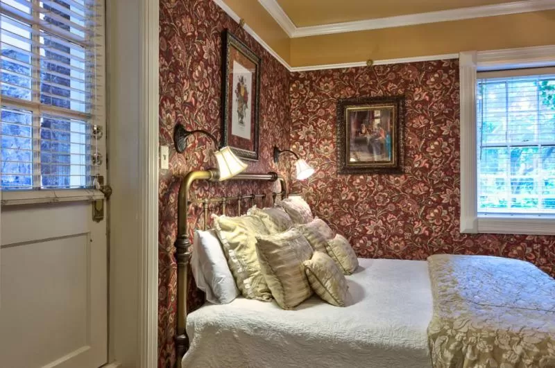 Bed in Cedar Crest Inn