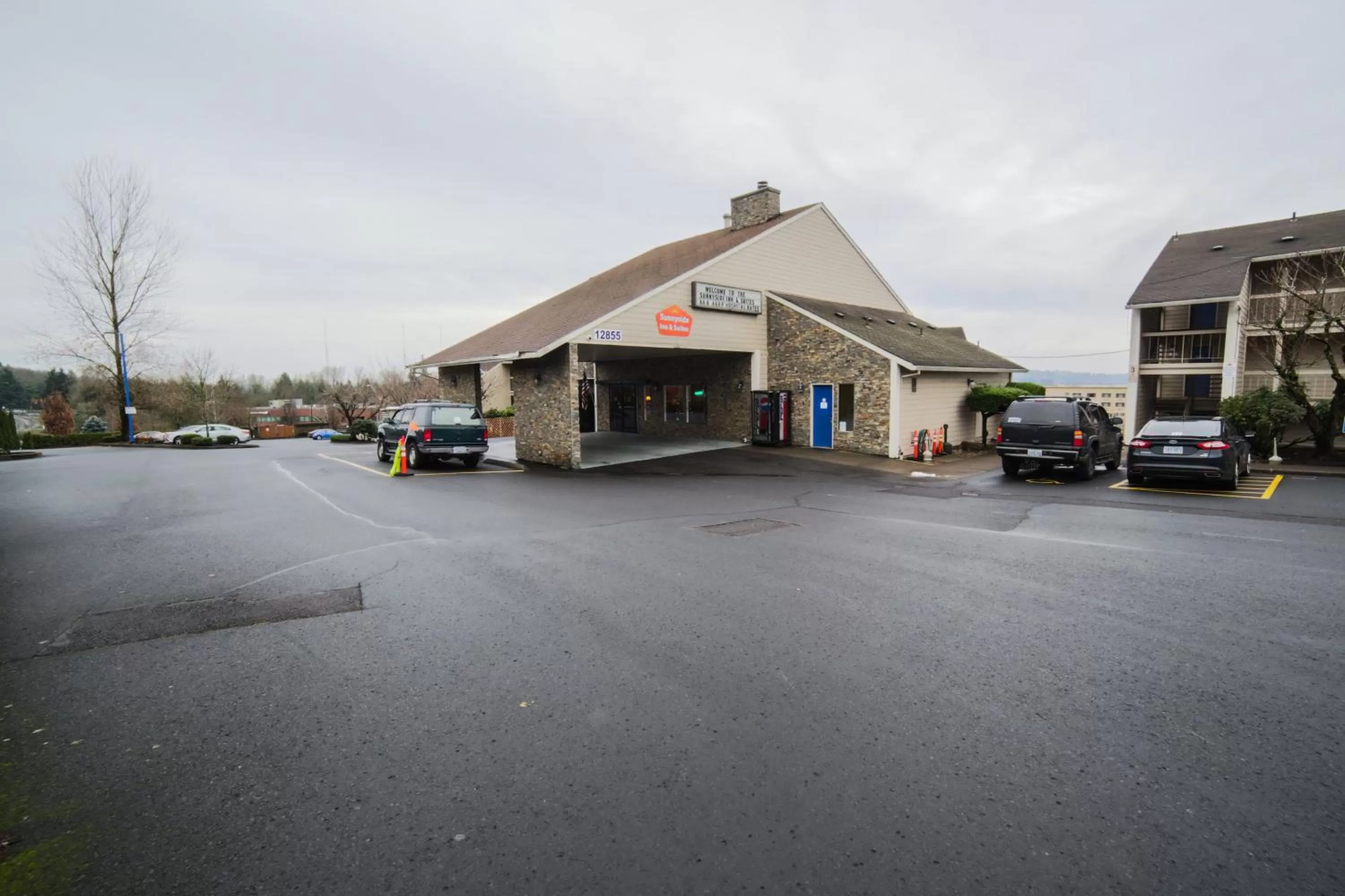 Property building in Sunnyside Inn and Suites