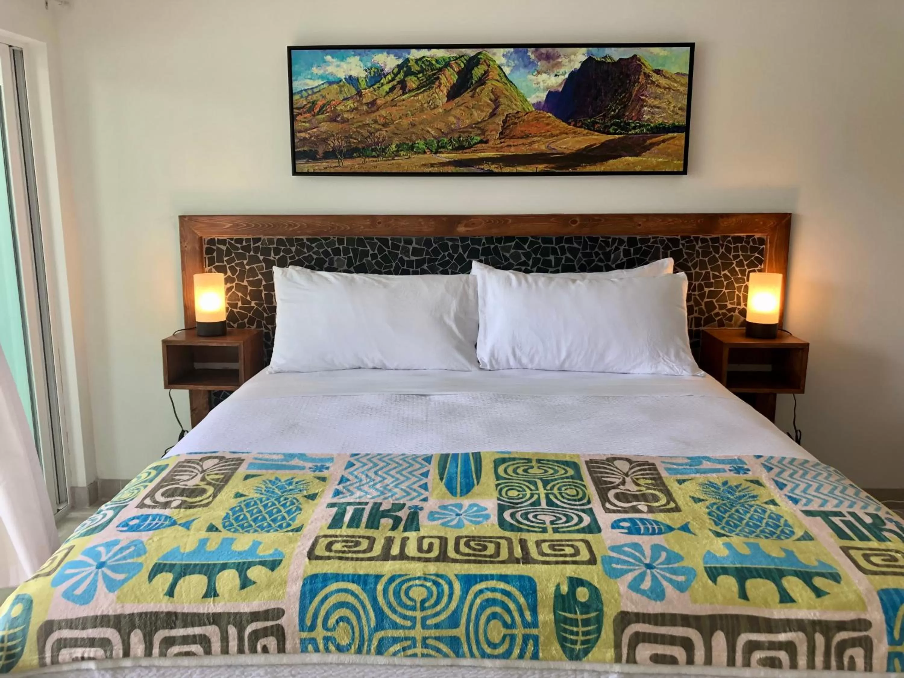 Bed in Kona Tiki Hotel - No Resort Fees