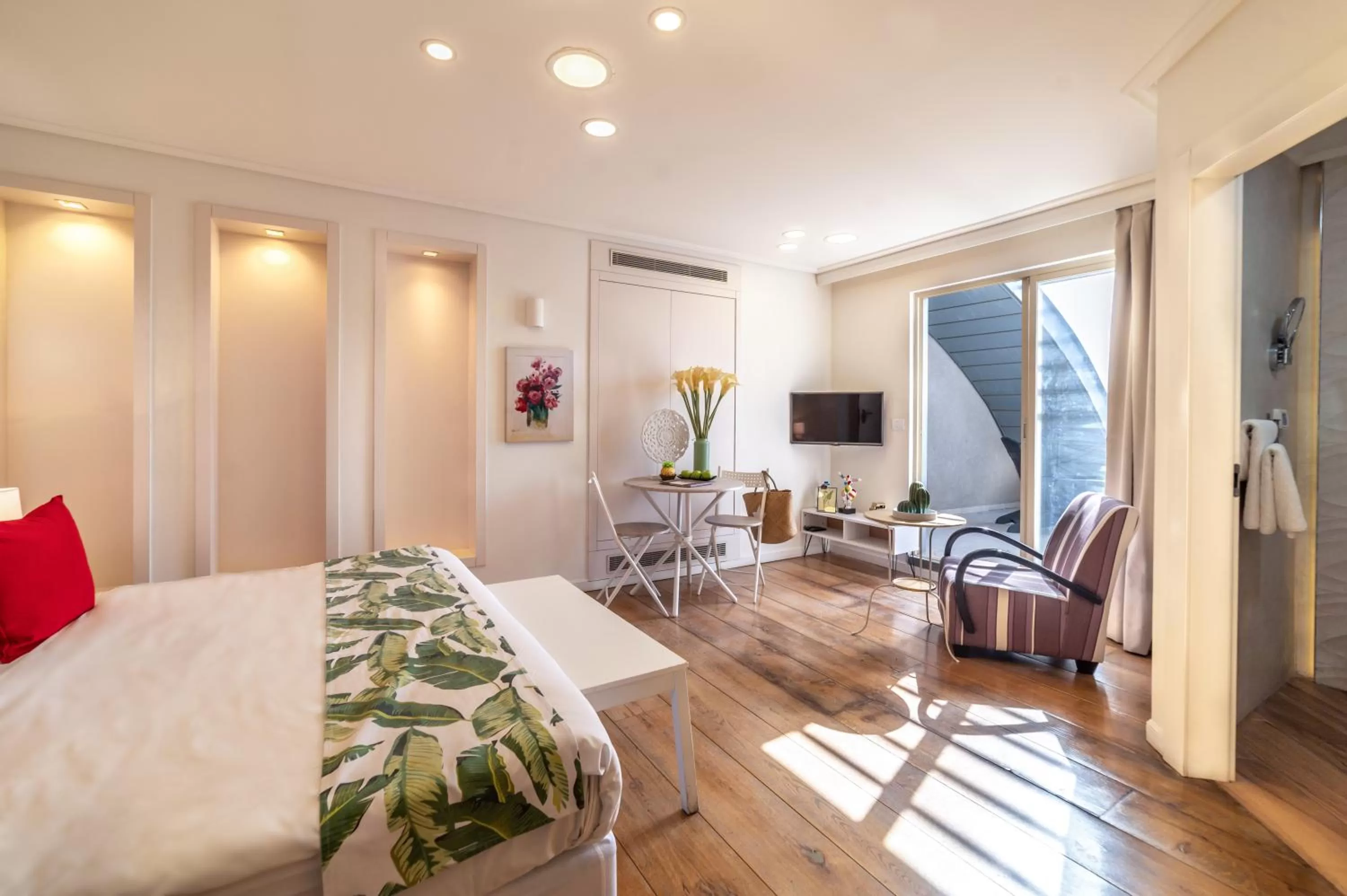 Photo of the whole room, Bed in Paamonim Hotel Jerusalem