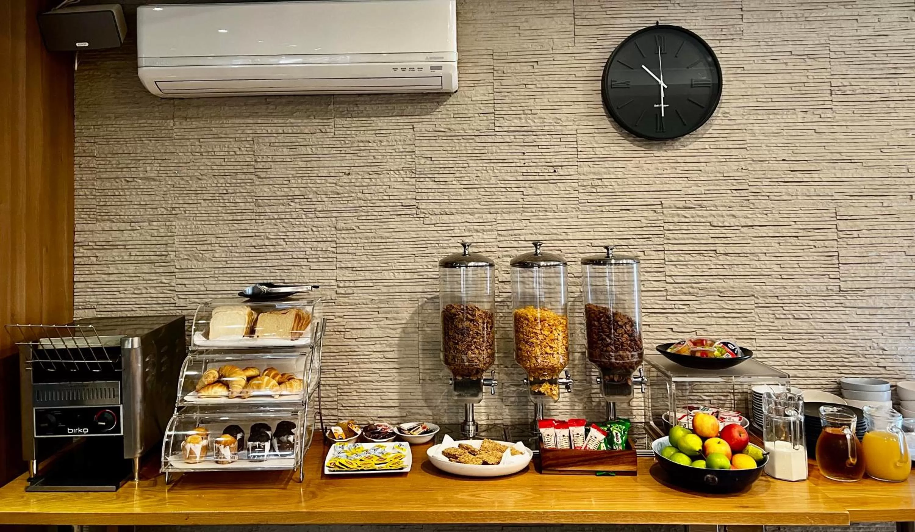 Food and drinks in The Waverley International Hotel