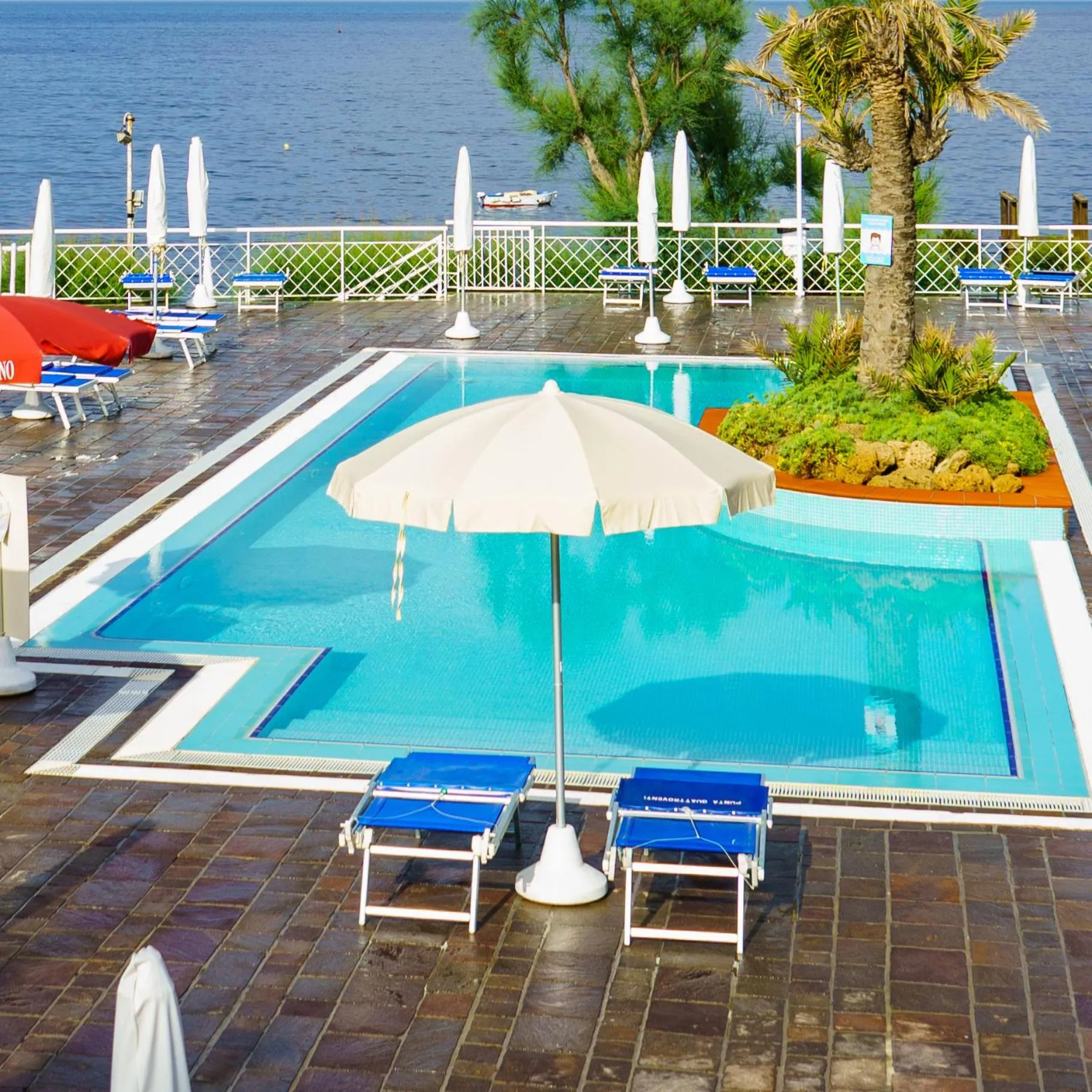 Swimming pool in Puntaquattroventi