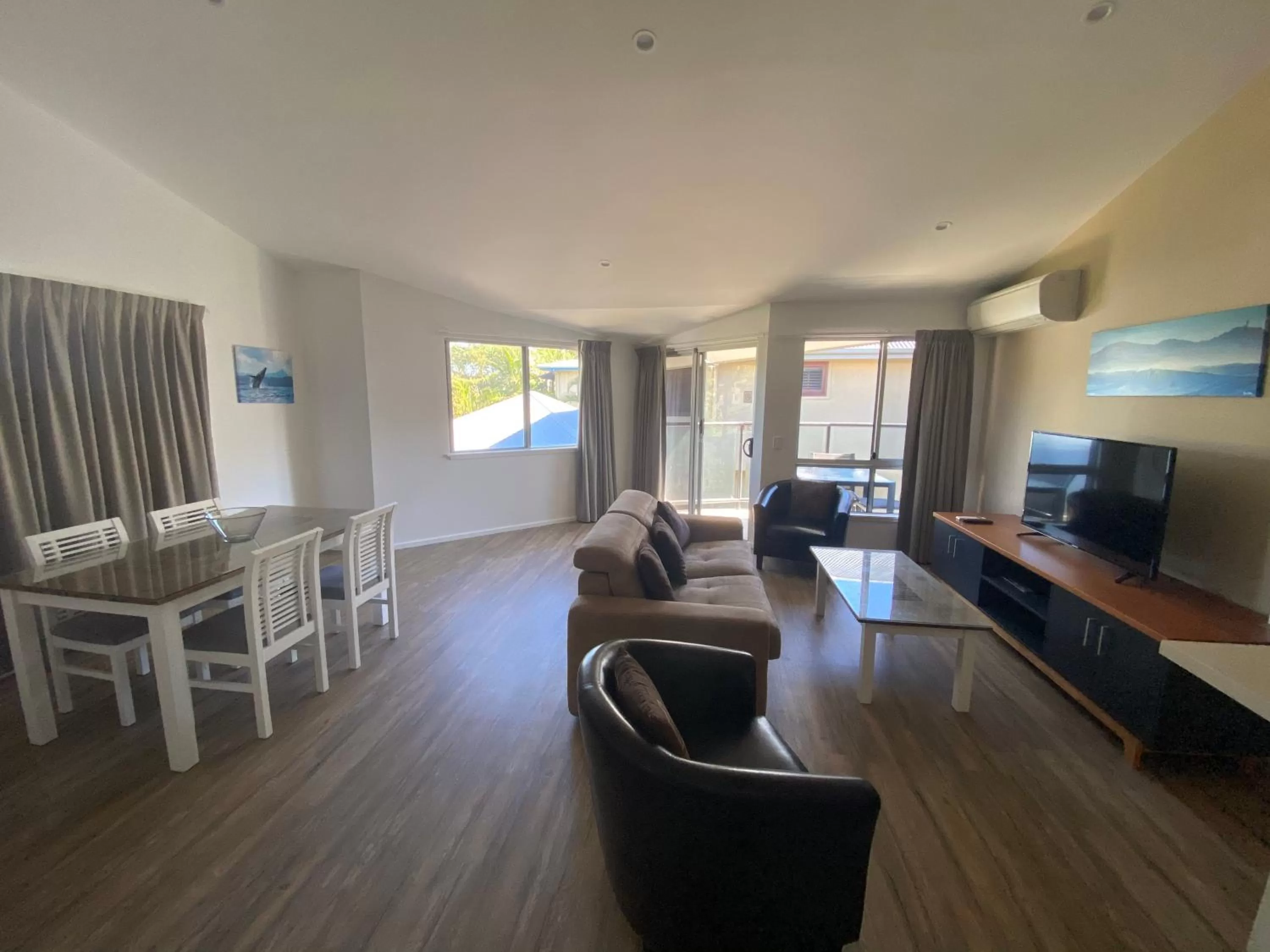 Photo of the whole room in The Byron Beachcomber