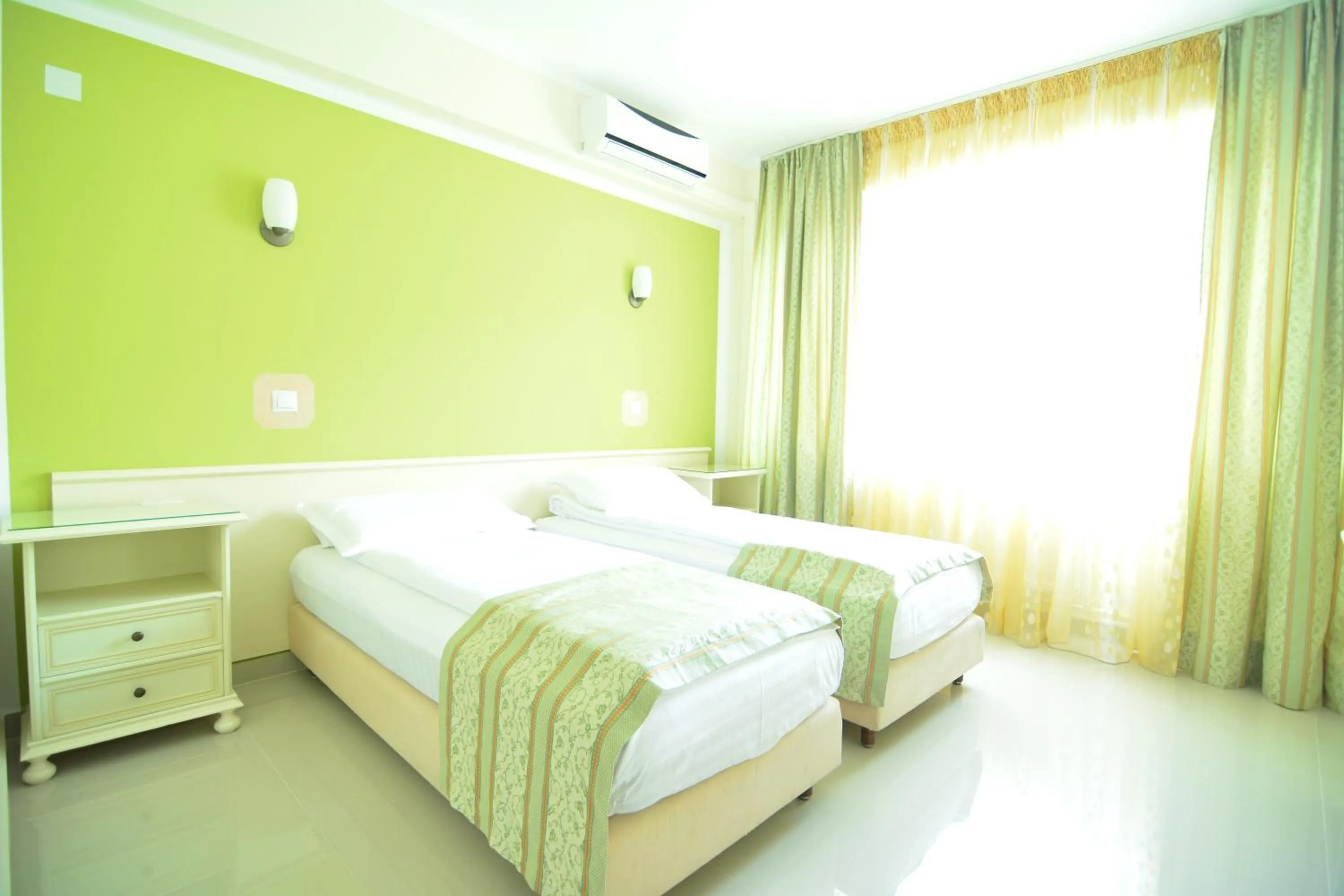 Photo of the whole room, Bed in Hotel Seneca