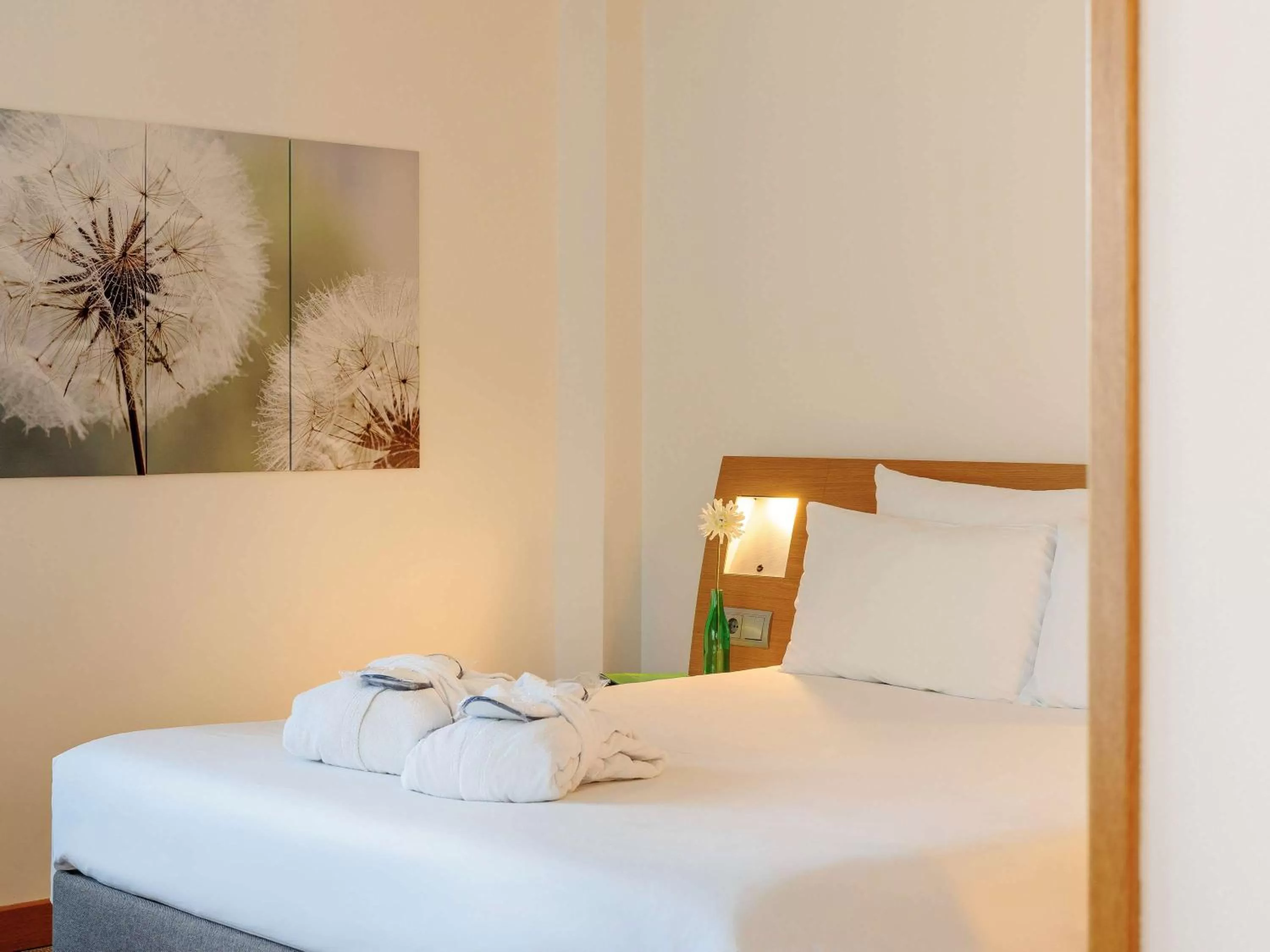 Photo of the whole room, Bed in Novotel Berlin Am Tiergarten