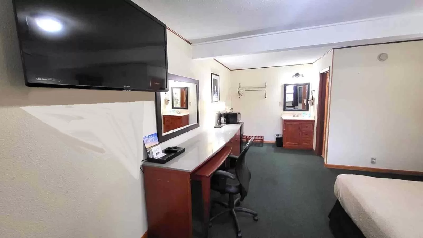 TV and multimedia in Hunter's Friend Resort near Table Rock Lake