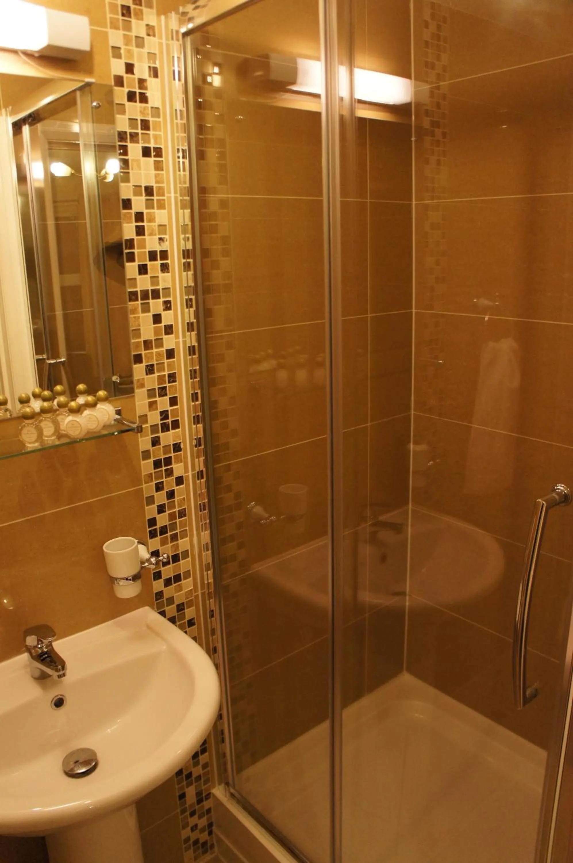 Bathroom in Sapphire Hotel London