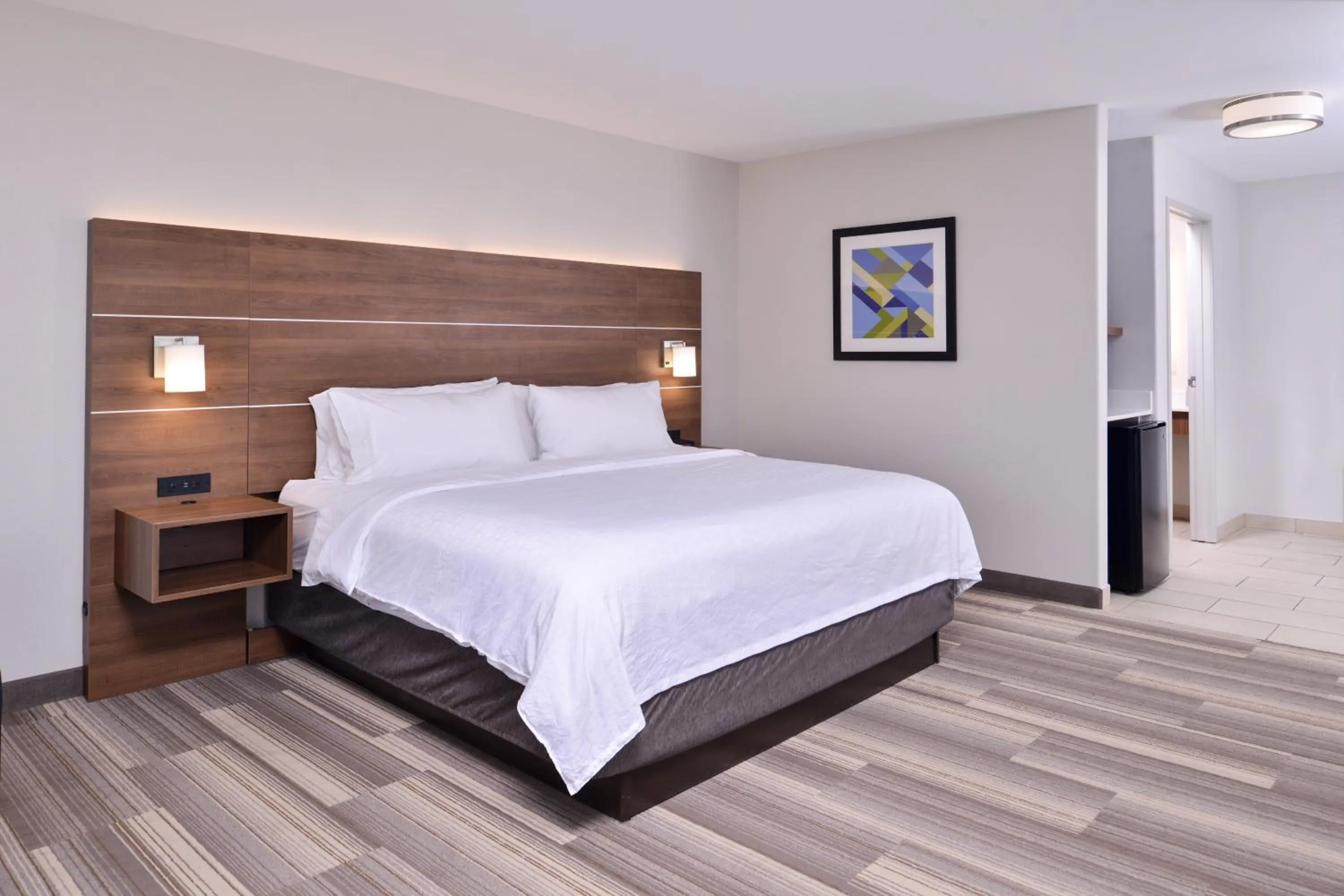 Photo of the whole room, Bed in Holiday Inn Express Hotel & Suites Elgin by IHG