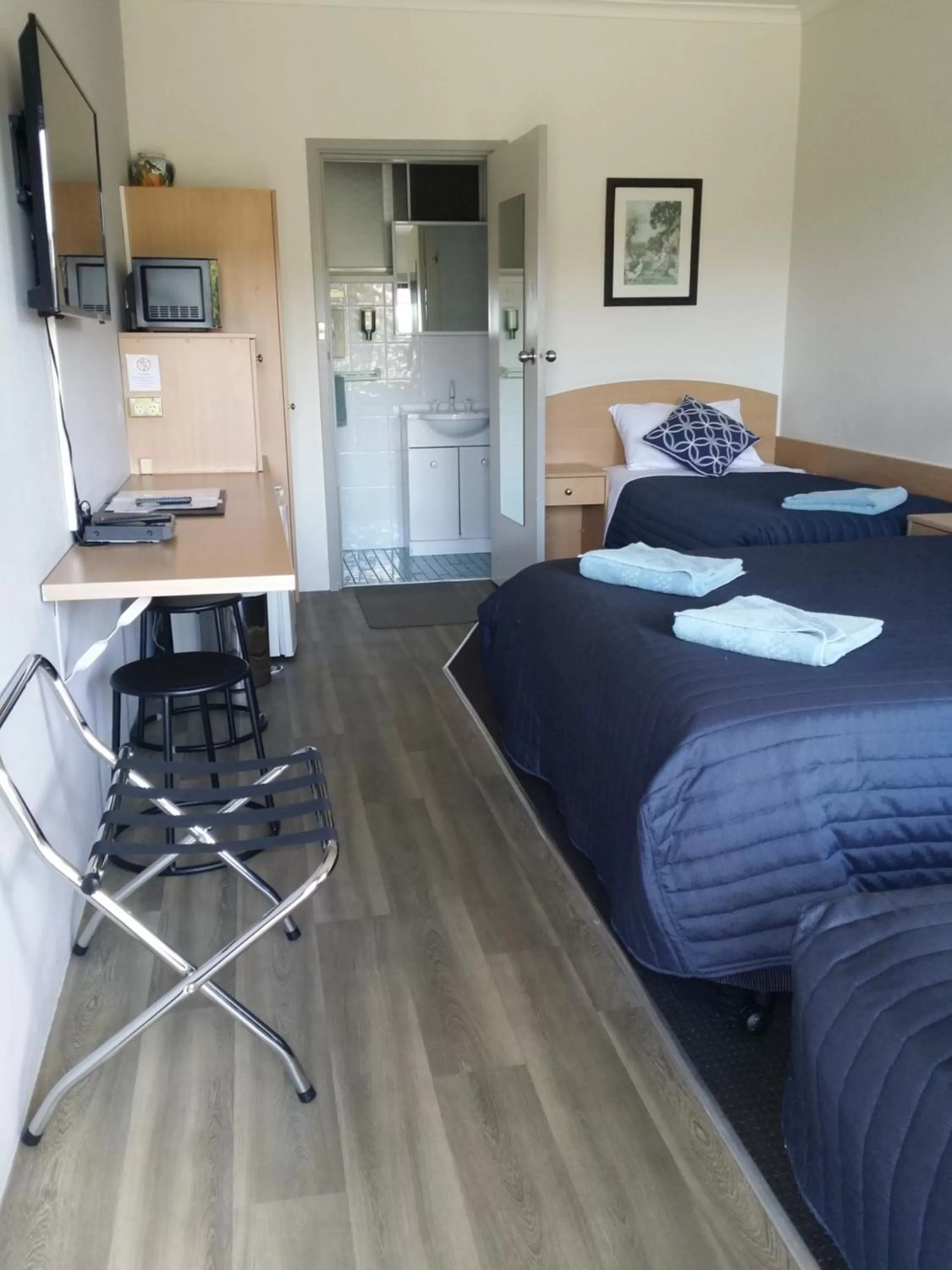 Photo of the whole room, Bed in White Manor Motel