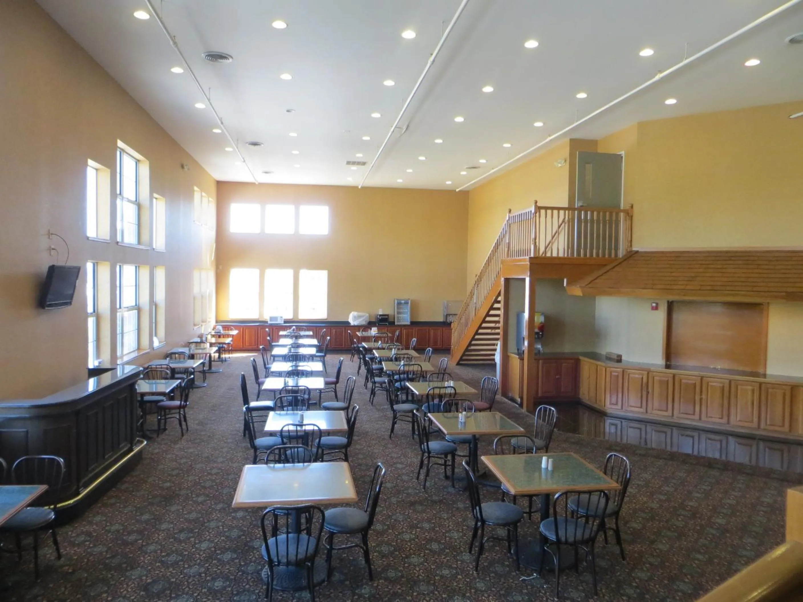 Communal lounge/ TV room in Bayside Hotel of Mackinac