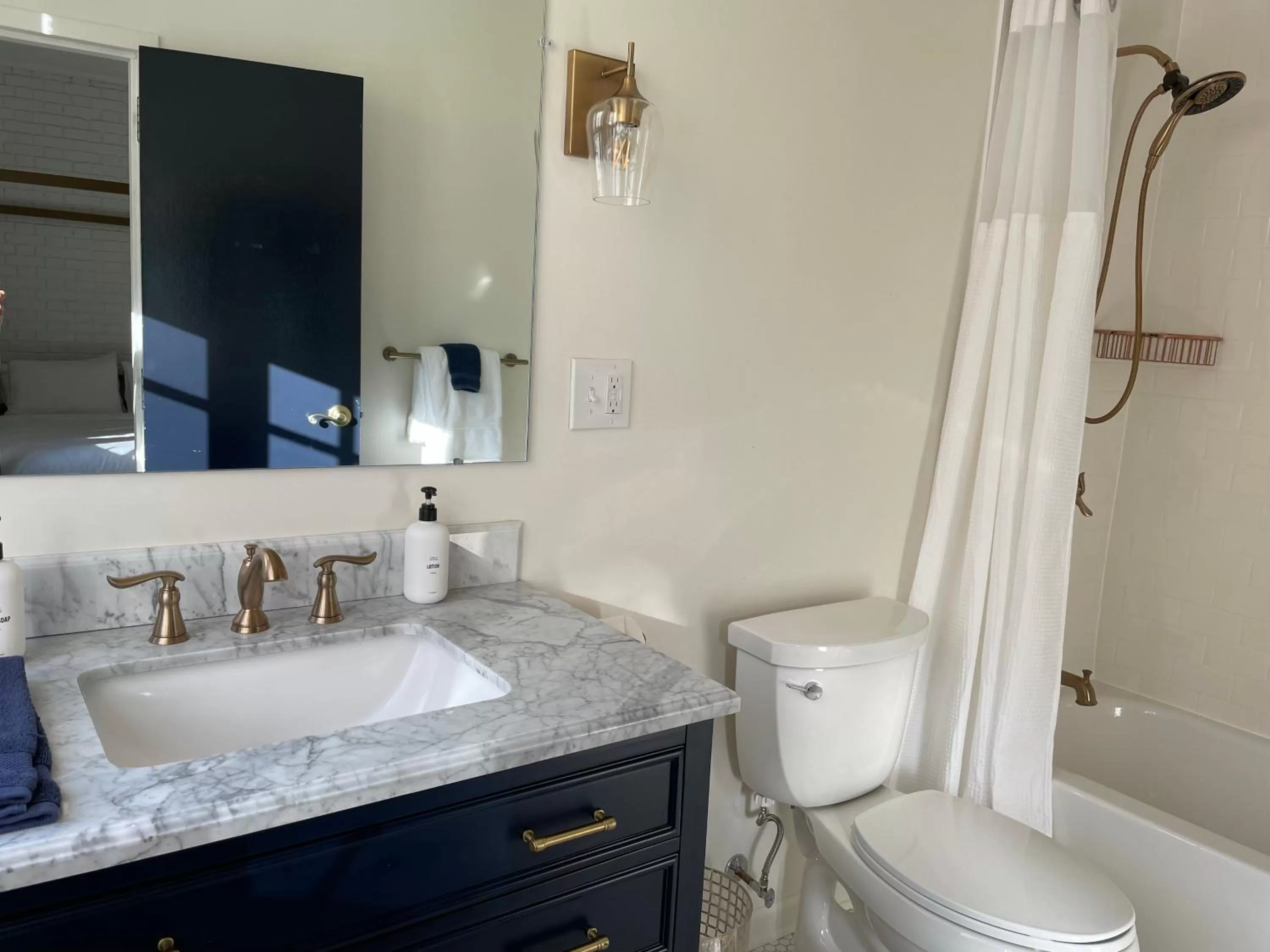 The Argus Hotel & Cocktail Lounge