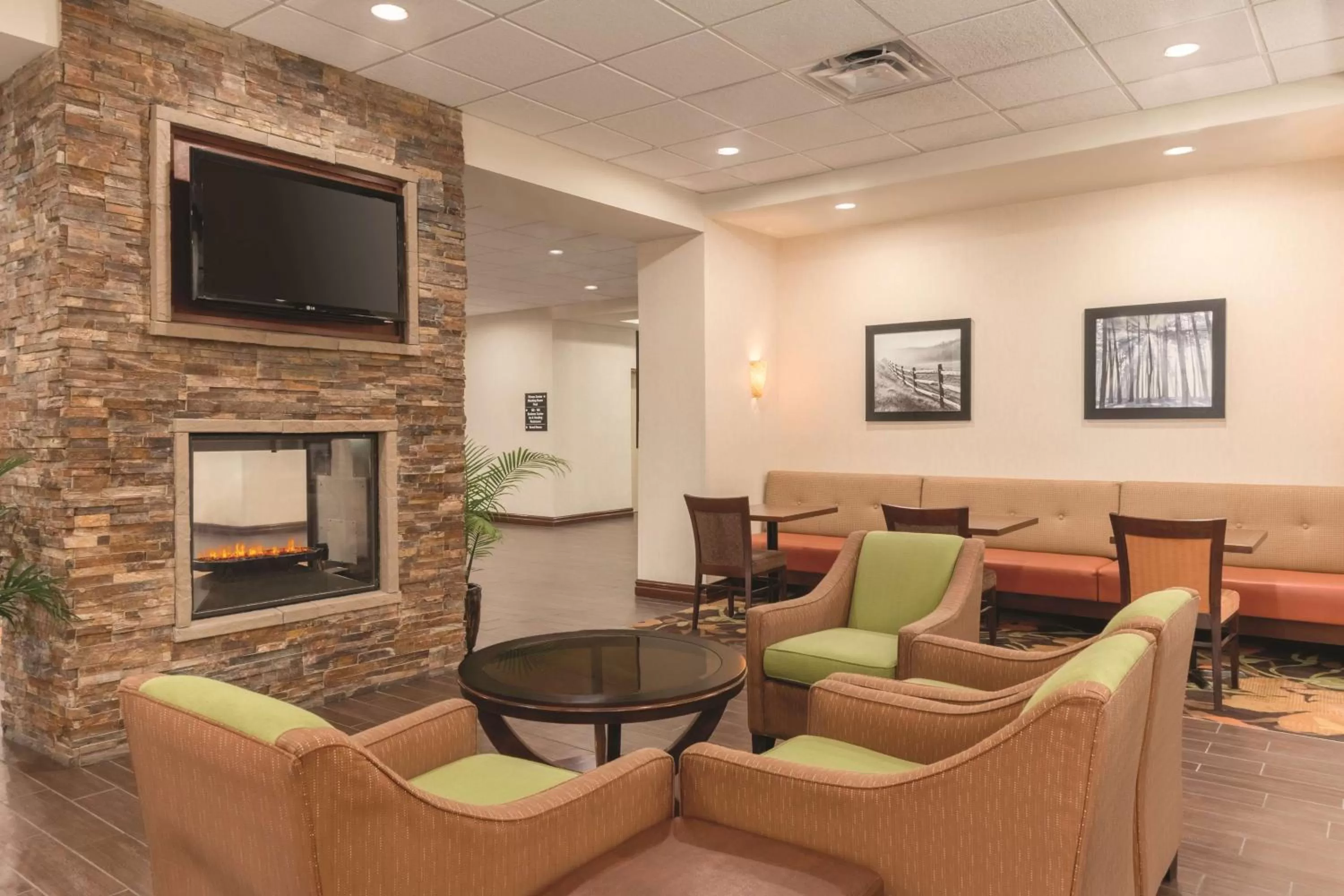 Lobby or reception in Hampton Inn by Hilton Edmonton South