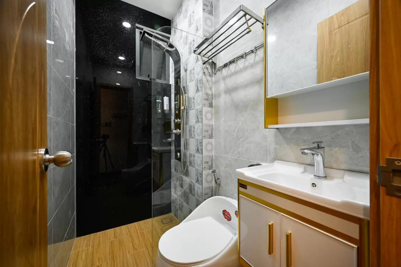 Shower in Lotus Airport Hotel Saigon