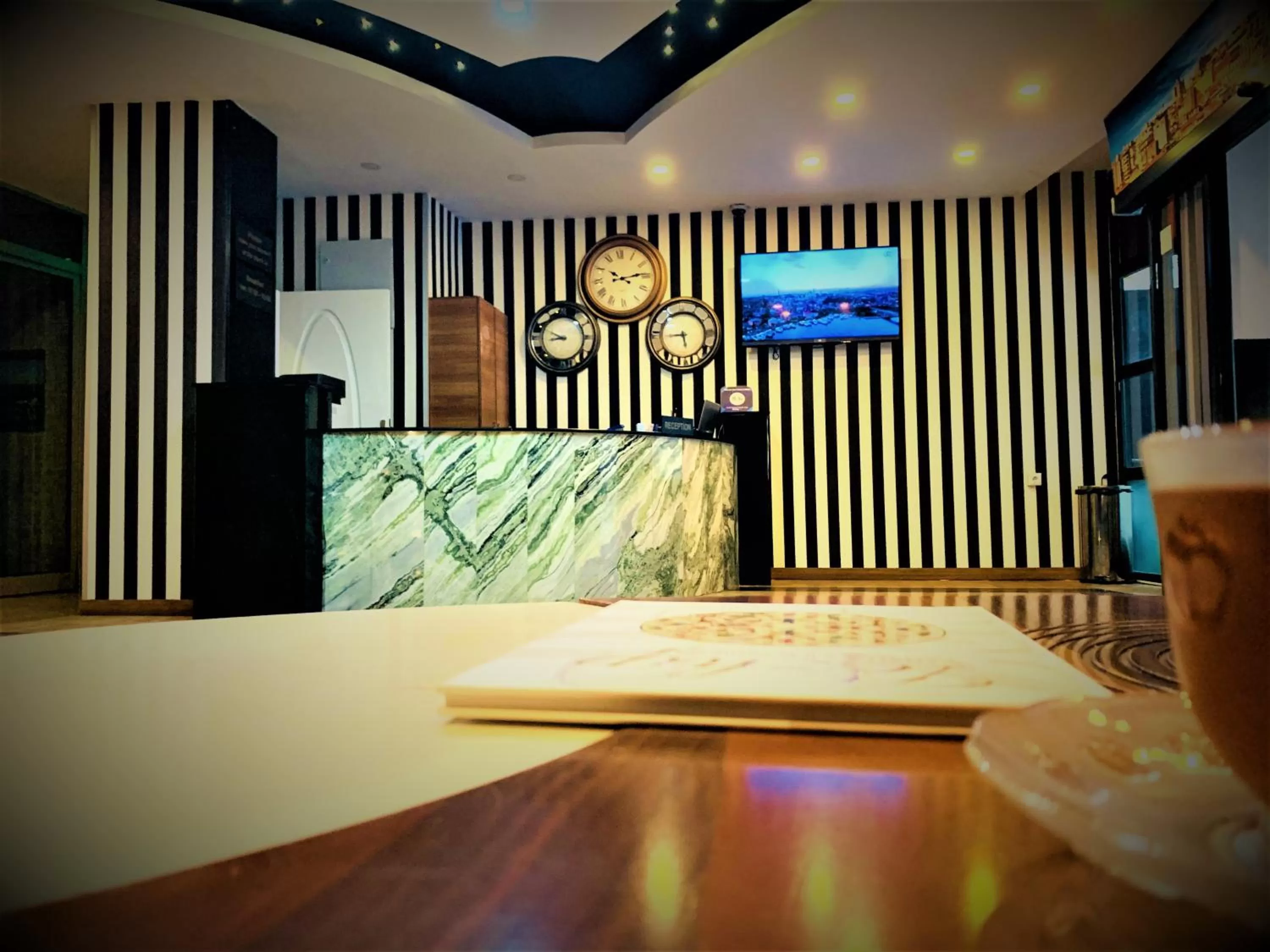 Communal lounge/ TV room in Express İnci Hotel