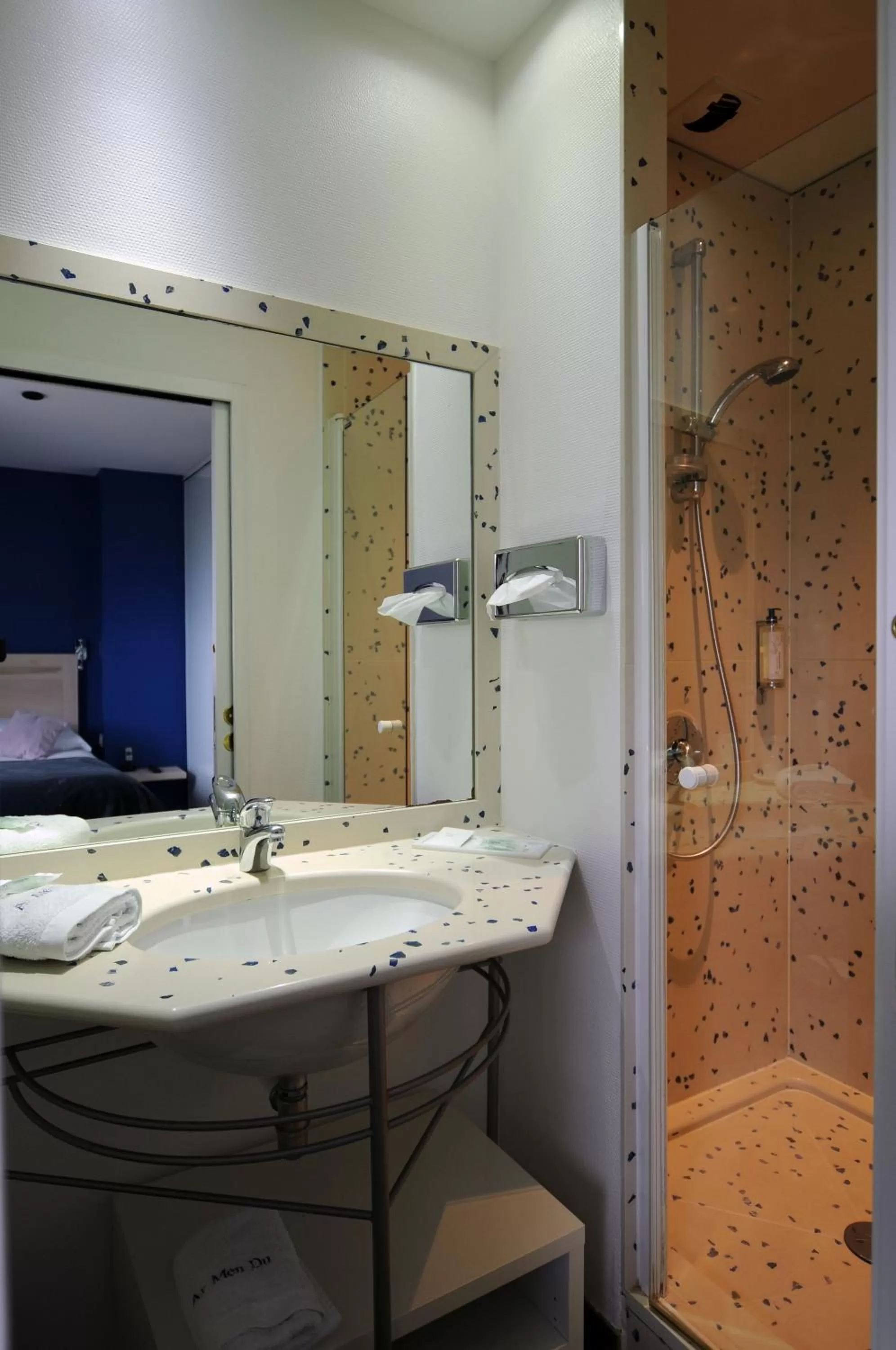 Bathroom in Ar Men Du, Hôtel 3 Etoiles Restaurant Gastronomique Durable