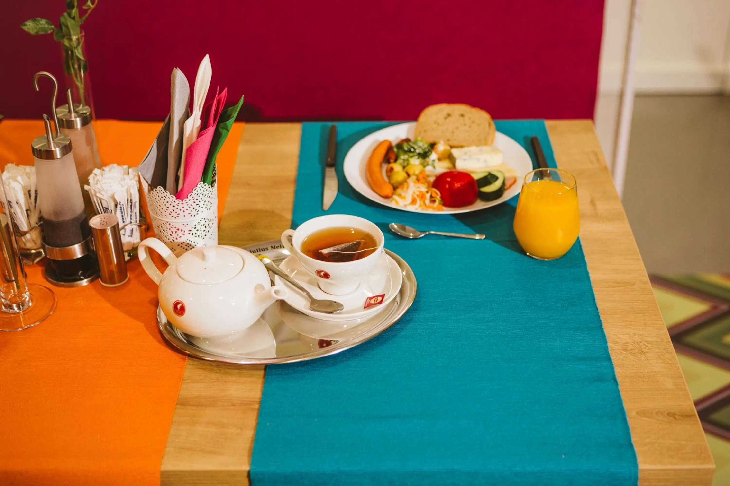 Restaurant/places to eat in Lol et Lola Hotel