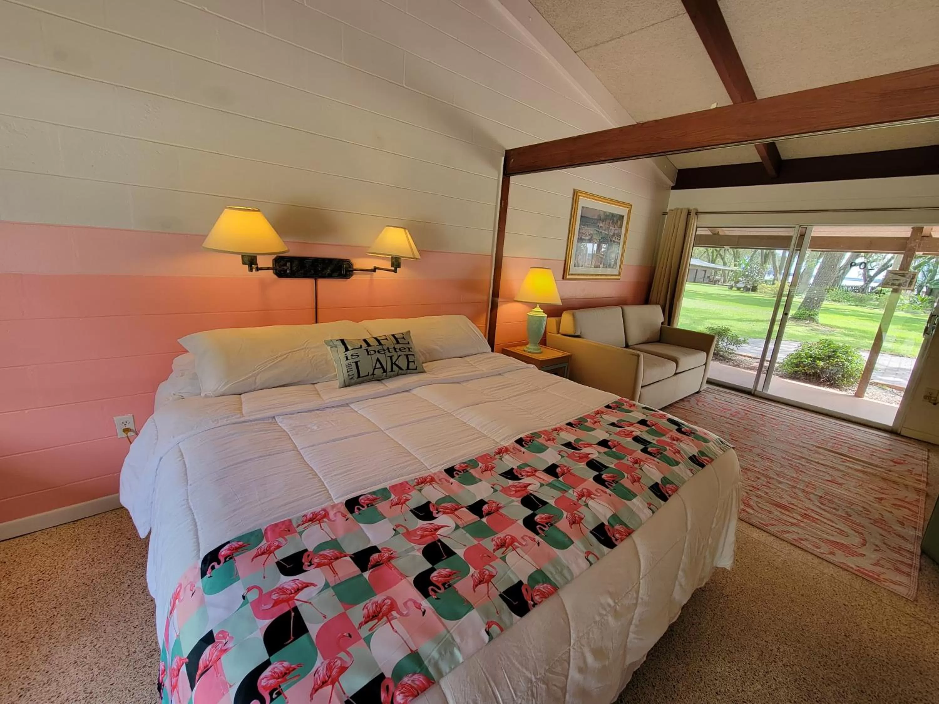 Deluxe King Suite in Tropical Marina & Resort on Lake Beresford