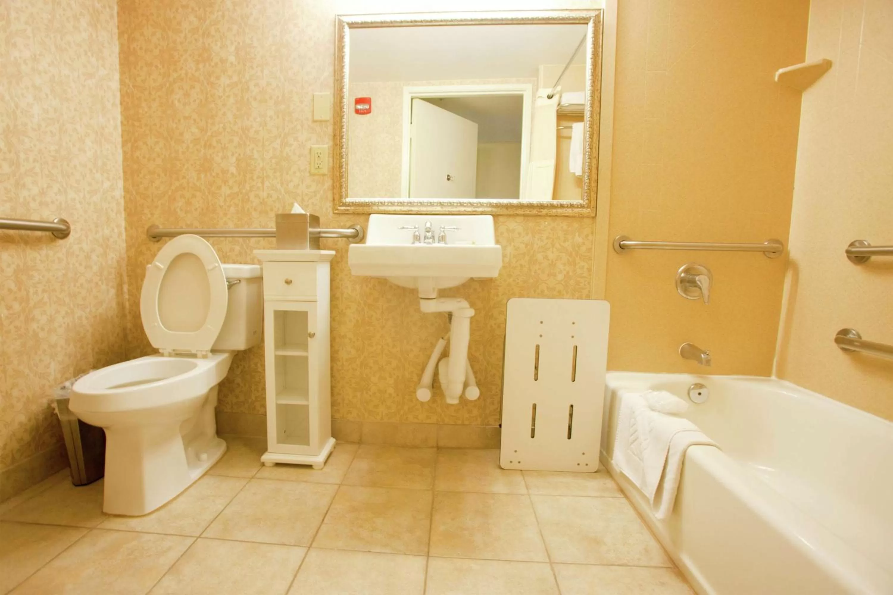 Bathroom in Midland Plaza Hotel
