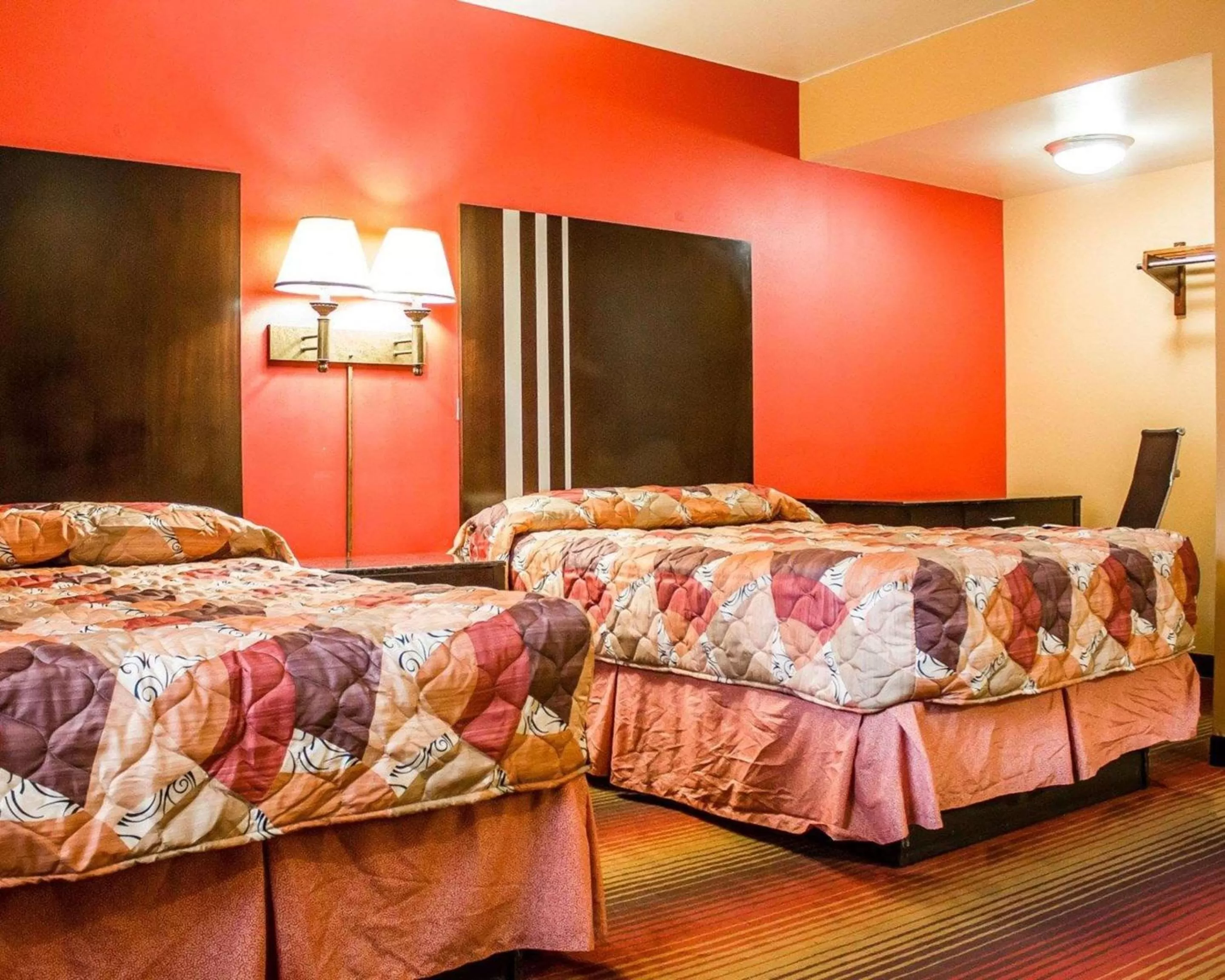 Photo of the whole room, Bed in Rodeway Inn MacArthur Airport