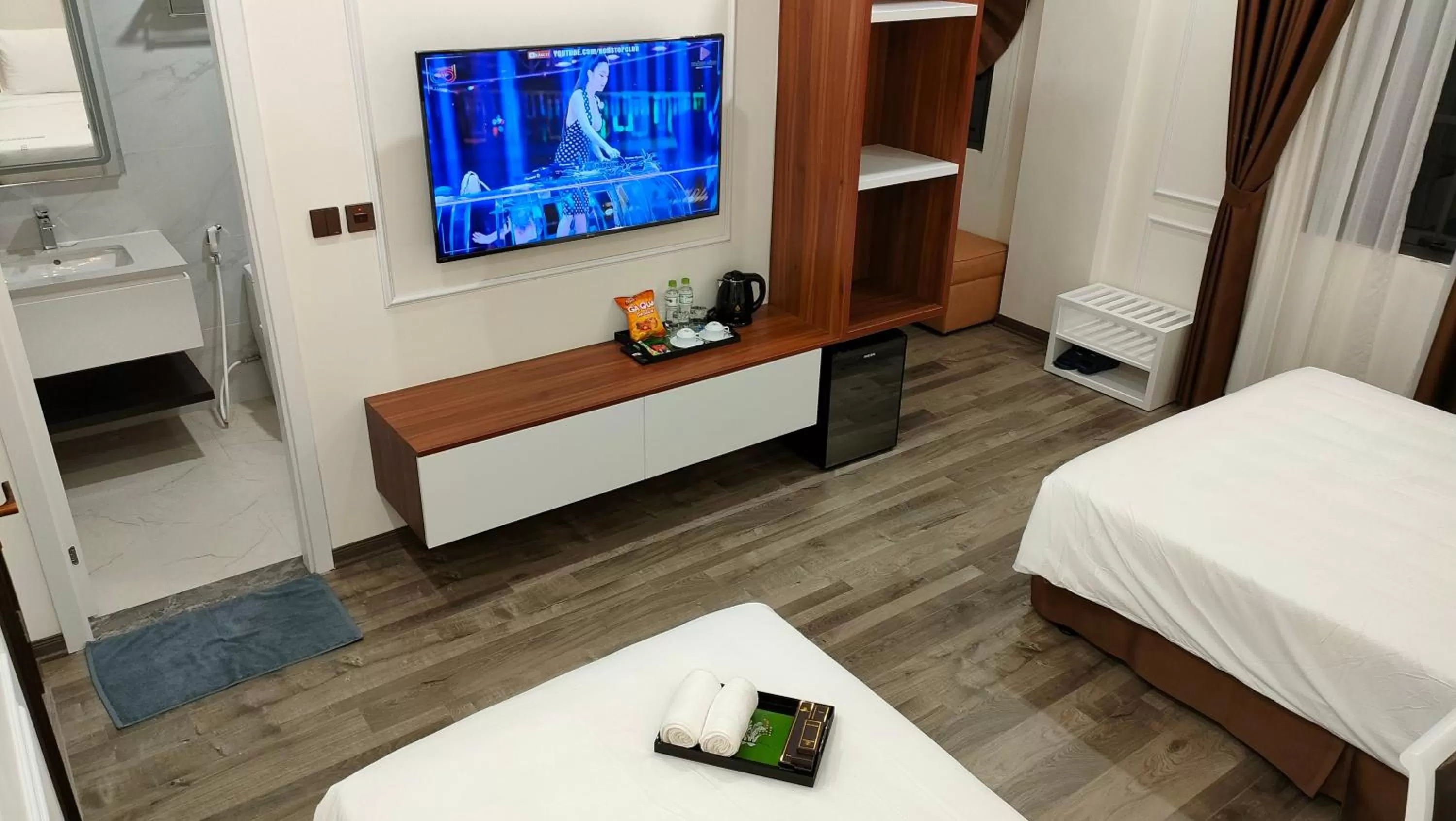 Communal lounge/ TV room in Halong Lavender Hotel