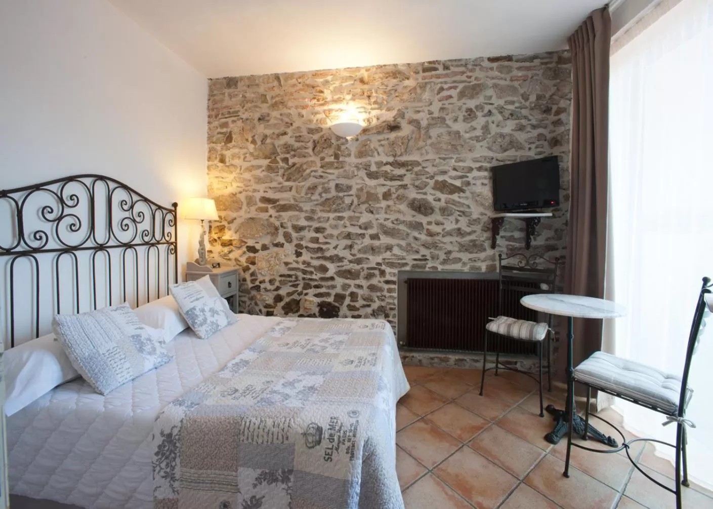 Day, Bed in Hôtel la Bona Casa