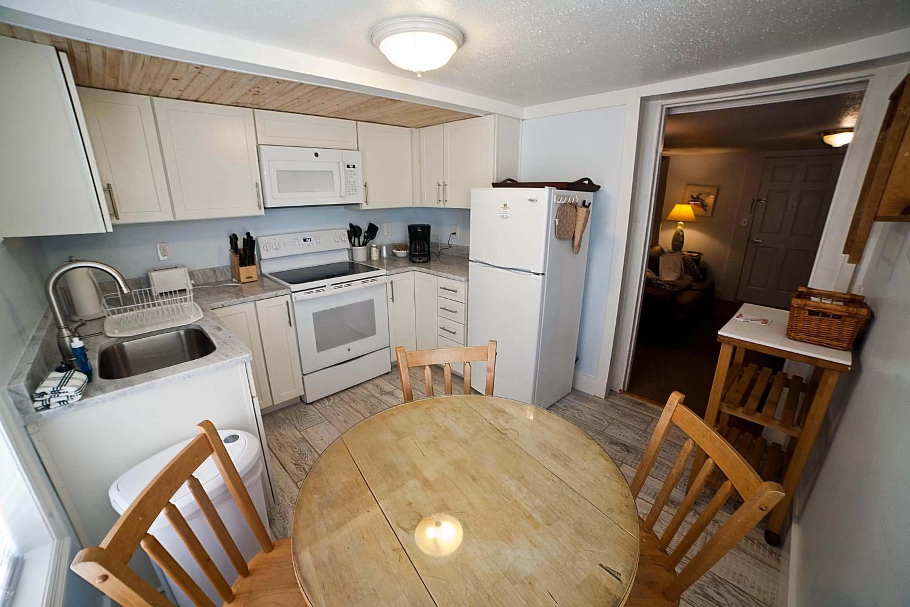 Kitchen/Kitchenette in Georgianne Inn & Suites check in 212 Bulter Ave