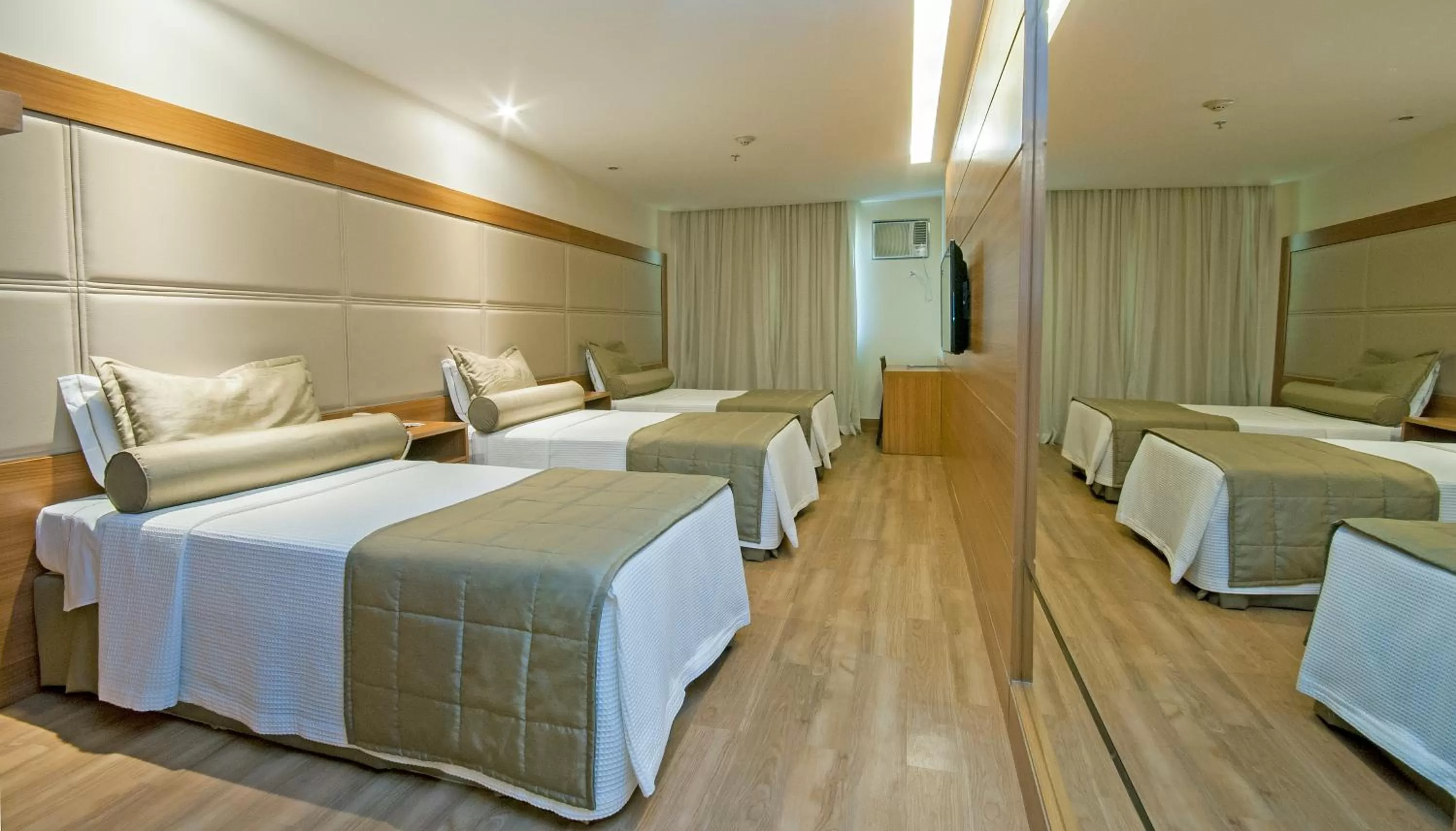 Property building, Bed in Américas Granada Hotel