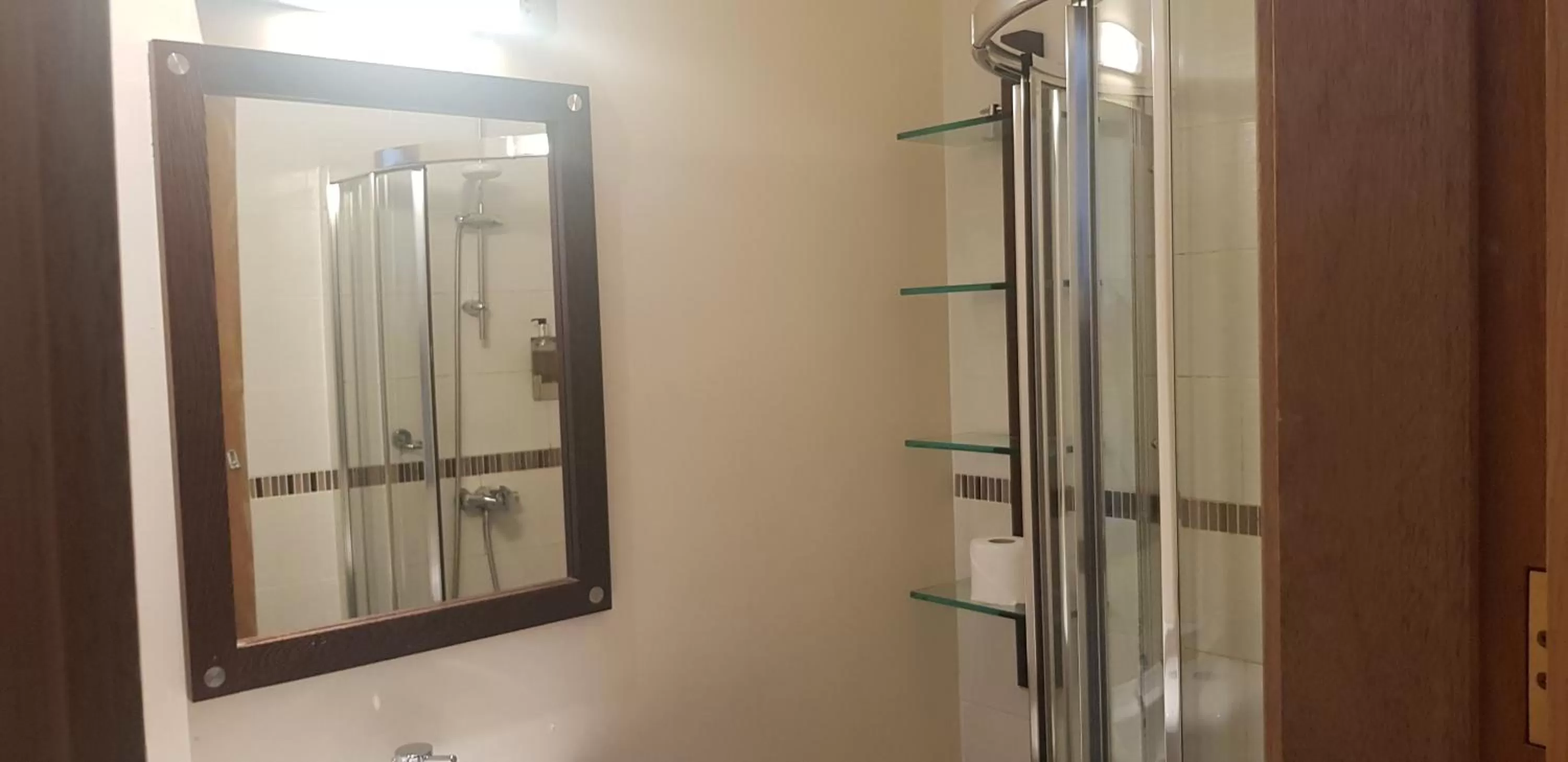 Shower in Aberdeen House