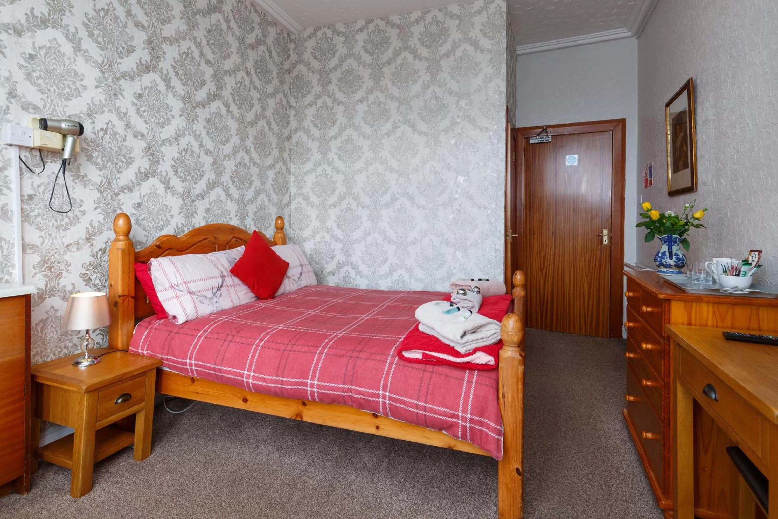 Shower, Bed in Castle Walk Bed & Breakfast