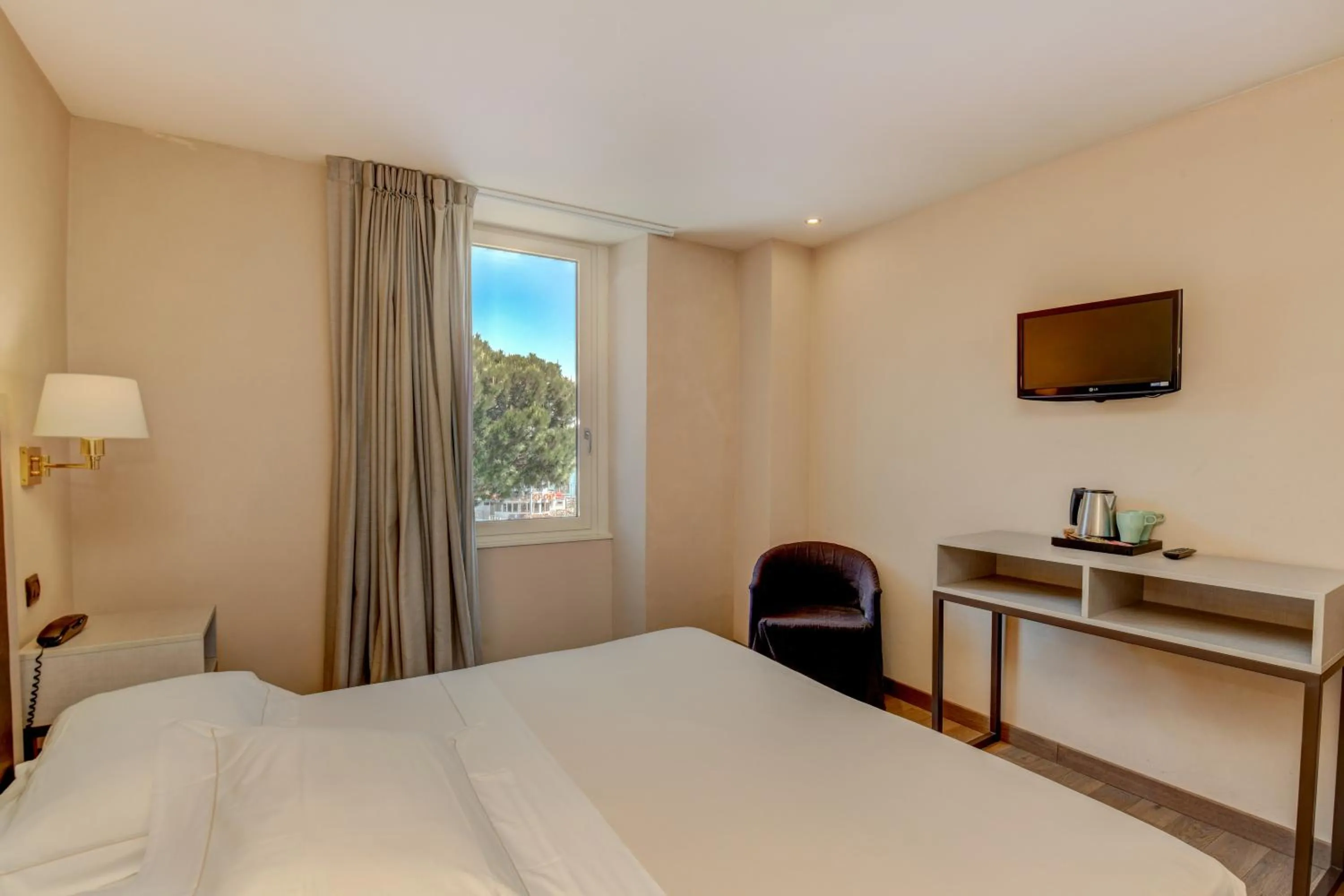 Bed in Hotel Tripoli