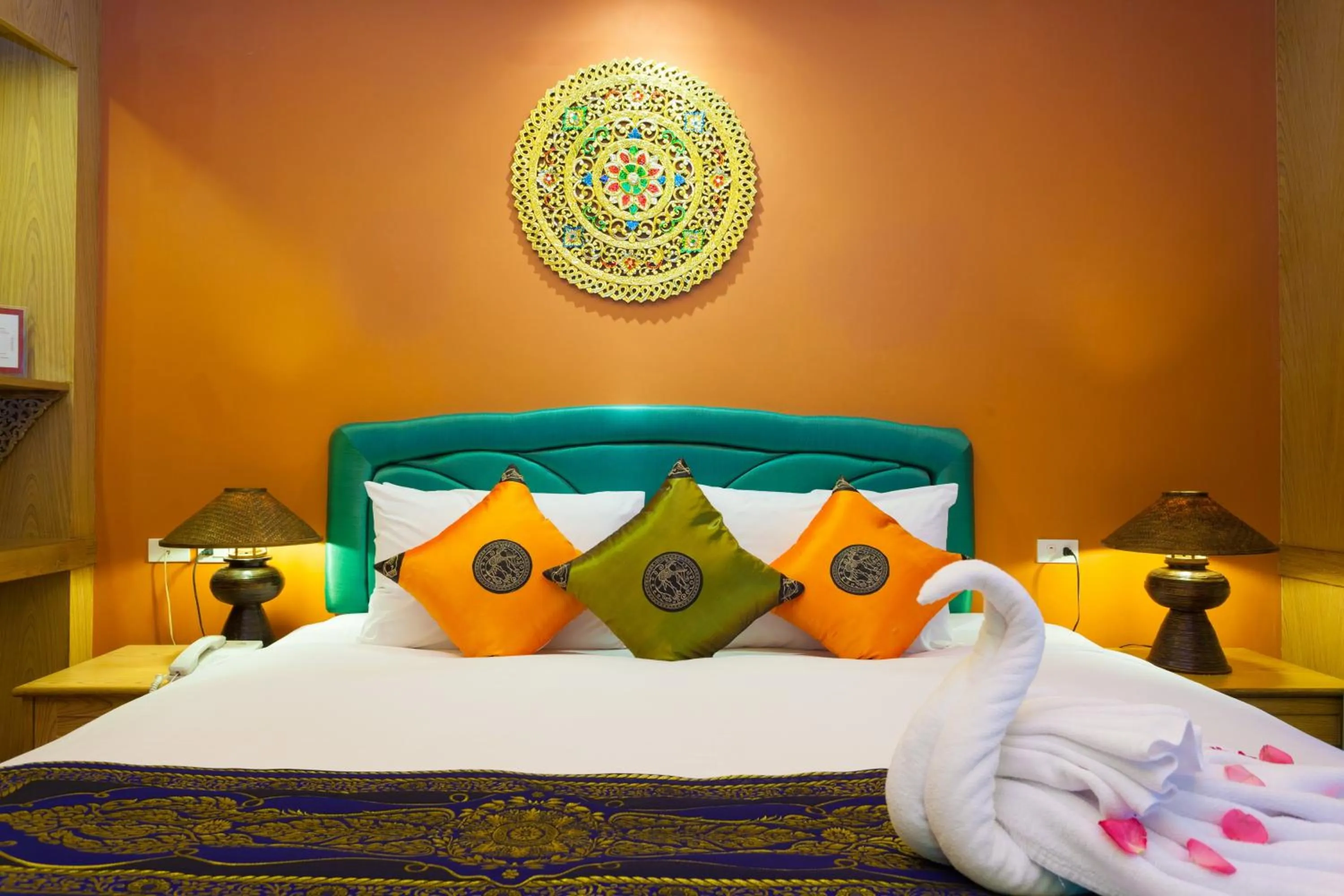 Bed in Royal Phawadee Village Patong - 2 Minutes walk to the beach