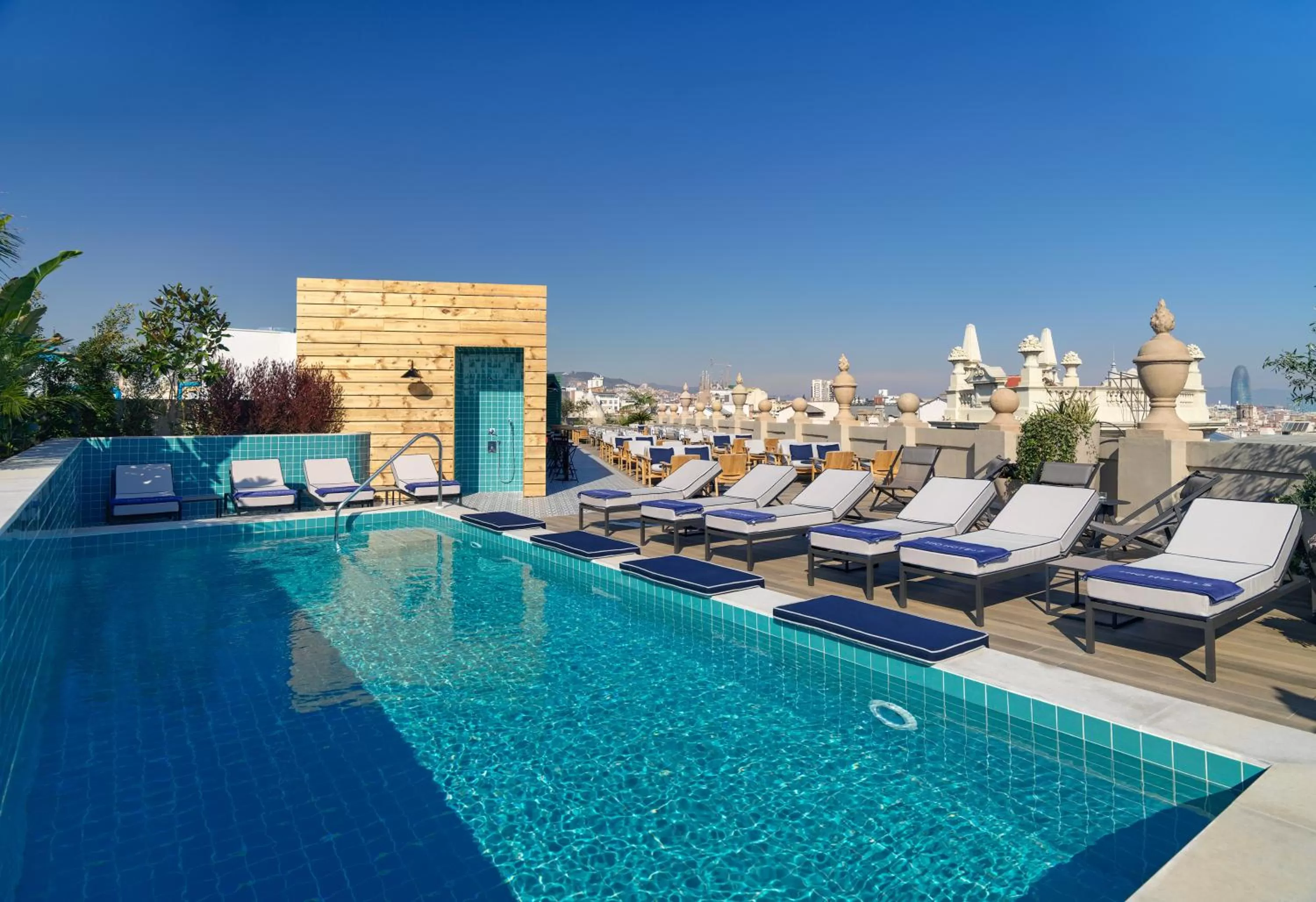 Swimming pool in H10 Madison 4* Sup