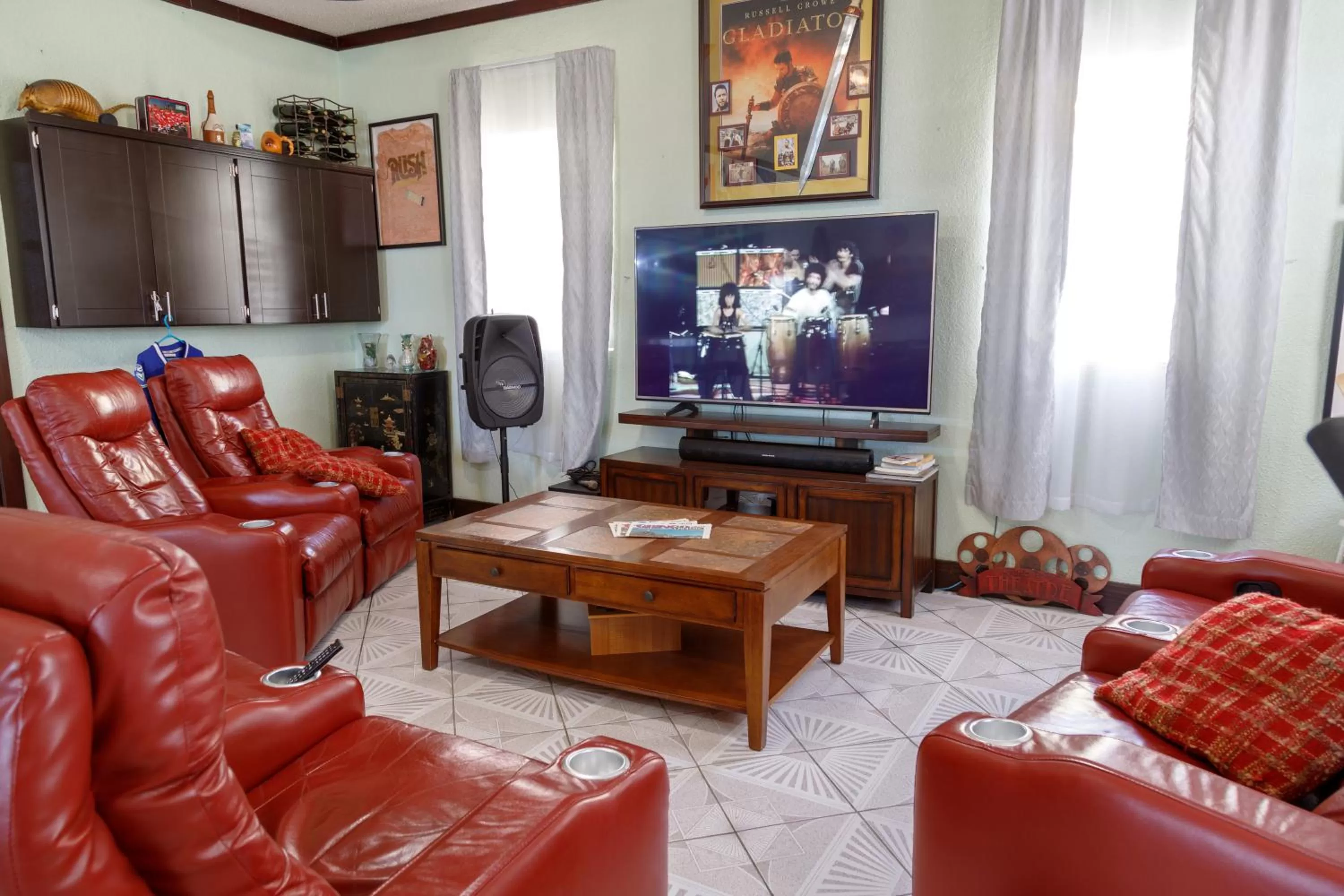 Communal lounge/ TV room in Playa Hermosa Inn at the beach